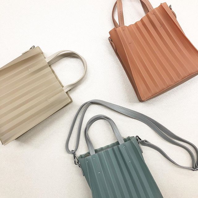 .﻿【new arrival】﻿﻿?RS056443T000﻿ プリーツPVCショルダー﻿▷¥2,500+tax(一部店舗.オンライン入荷中)﻿﻿∥color∥﻿beige / orange / green﻿﻿#retrogirl#retrogirl2020ss﻿#レトロガール#レトロガールコーデ﻿﻿#プリーツバッグ#ショルダーバッグ