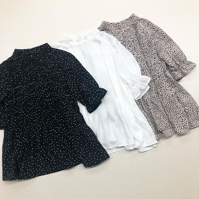 .﻿【new arrival】﻿﻿?RS056223G002プリーツBL﻿▷¥2,500+tax﻿(店舗今週入荷　オンライン近日入荷)﻿﻿∥color∥﻿dot / white / leopard﻿﻿﻿#retrogirl#retrogirl2020ss﻿#レトロガール#レトロガールコーデ﻿#プリーツブラウス#柄ブラウス
