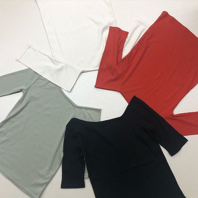 .﻿【new arrival】﻿﻿?RM053511T001アシメネックテレコCT﻿▷¥1,700+tax﻿(今週店舗入荷　オンライン近日入荷)﻿﻿∥color∥﻿white / red / L-green / black﻿﻿﻿#retrogirl_style#retrogirl2020ss﻿#レトロガール#レトロガールコーデ﻿#アシメネックトップス#アシメトップス