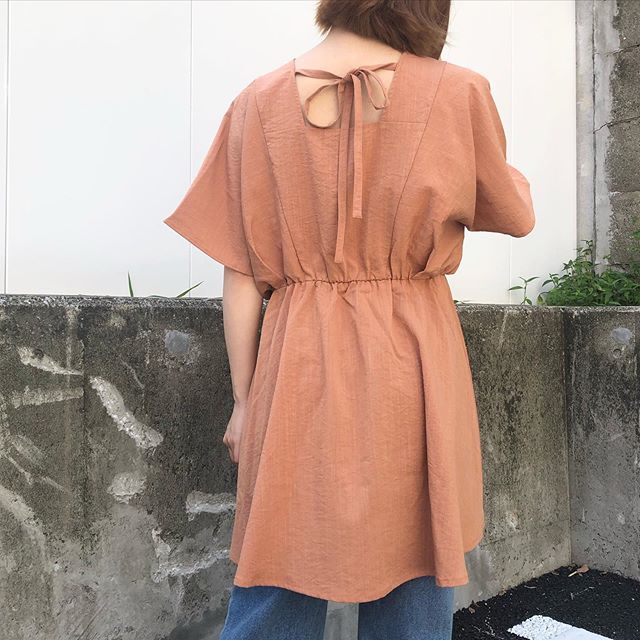 .﻿【new arrival】﻿﻿?RS037523G003BリボンチュニックBL▷¥2,900+tax﻿(今週店舗入荷　オンライン近日入荷予定)﻿﻿∥color∥﻿orange / white / green / gray﻿﻿﻿#retrogirl_style#retrogirl2020ss﻿#レトロガール#レトロガールコーデ﻿#チュニックブラウス#バックリボンブラウス