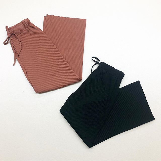 .﻿【new color】﻿﻿人気アイテム リブラフPTに﻿新色入荷致しました﻿﻿?RM0S0C32B000﻿リブラフPT﻿▷¥1,900+tax﻿(店舗入荷中  オンライン新色近日入荷)﻿﻿∥color∥﻿D-orange (new) / black (new)﻿white / green / brown﻿﻿﻿model:157cm(black)  154cm(D-orange)﻿﻿﻿#retrogirl_style#retrogirl2020ss﻿#レトロガール#レトロガールコーデ﻿#リブラフパンツ#カラーパンツ
