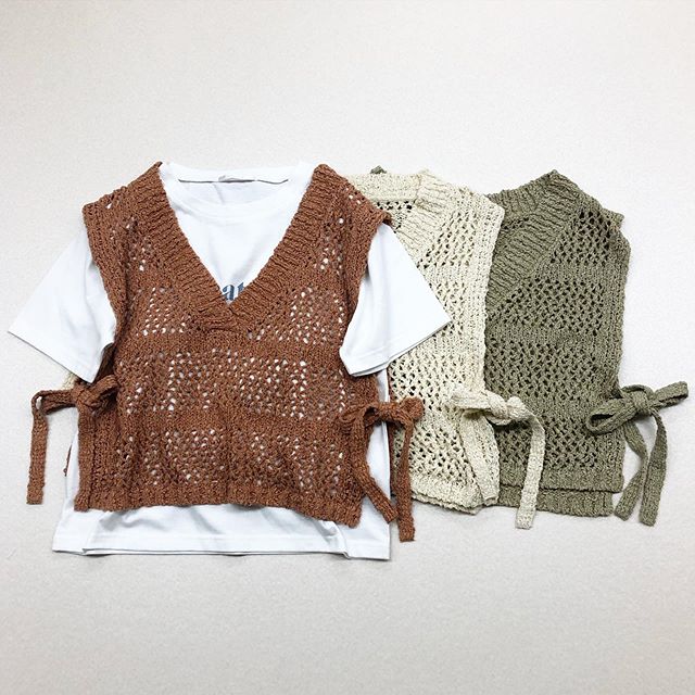 .﻿【new arrival】﻿﻿?RS080012T026サイドリボンスラブニット▷¥2,500+tax﻿(今週店舗入荷　オンライン近日入荷予定)﻿﻿∥color∥﻿orange / white / green﻿﻿﻿#retrogirl_style#retrogirl2020ss﻿#レトロガール#レトロガールコーデ﻿#サイドリボンベスト#スラブニット