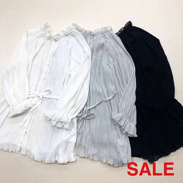 .﻿【 SALE!! 50%OFF 】﻿﻿各店舗で一部商品SALE price ﻿﻿🏷RS037523G001 プリーツチュニックBL﻿▷¥2,900+tax → ¥1,450+tax﻿(店舗のみ実施)﻿﻿∥color∥﻿white / gray / black﻿﻿#retrogirl_sale#プリーツブラウス#シアーブラウス