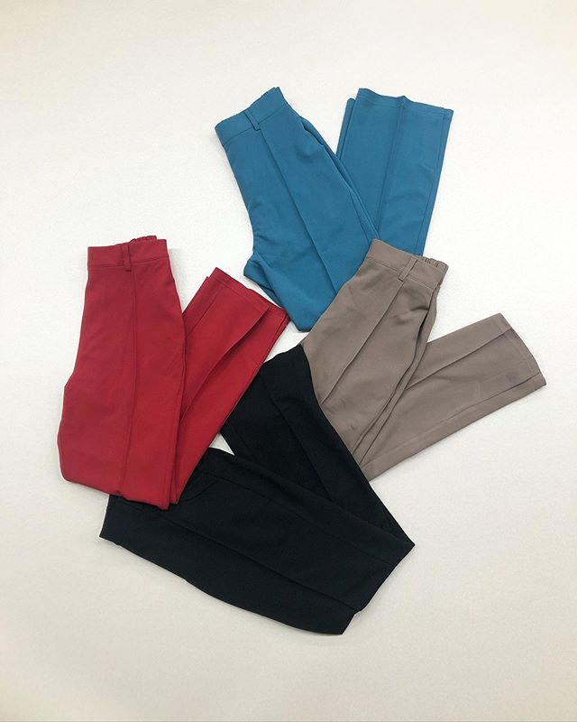 .﻿【new color】﻿﻿人気のセミフレアPTに﻿新色入荷致しました﻿﻿?RP0P0132A0002セミフレアPT﻿▷¥2,300+tax﻿(店舗入荷中  オンライン新色近日入荷)﻿﻿∥color∥﻿red / black / green / brown﻿﻿﻿model:154cm﻿﻿#retrogirl_style#retrogirl2020ss﻿#レトロガール#レトロガールコーデ﻿#セミフレアパンツ#カラーパンツ