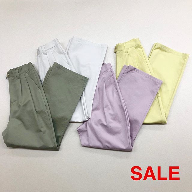 .﻿【 SALE!! price down 】﻿﻿各店舗で一部商品SALE price ﻿﻿?RM080032B000﻿ コットンワイドPT﻿▷¥2,900+tax → ¥1,900+tax﻿(店舗のみ実施)﻿﻿∥color∥﻿green / white / pink / yellow﻿﻿model:157cm﻿﻿﻿#retrogirl_sale﻿#カラーパンツ