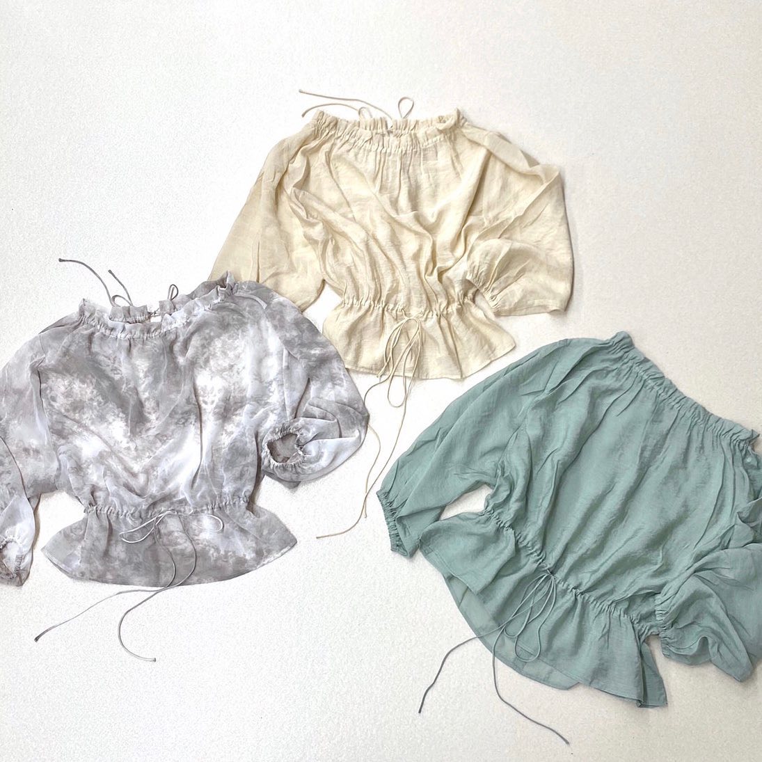 .【new arrival】﻿﻿﻿?RE056623G001ｼｱｰﾄﾞﾛｽﾄBL▷¥ 2,300+tax﻿(店舗今週入荷.オンライン近日入荷予定)﻿﻿∥color∥﻿ivory / green / Tie dye﻿ ﻿#retrogirl_style#retrogirl2020ss﻿#レトロガール#レトロガールコーデ#シアー#シアーブラウス#ドロスト#タイダイ