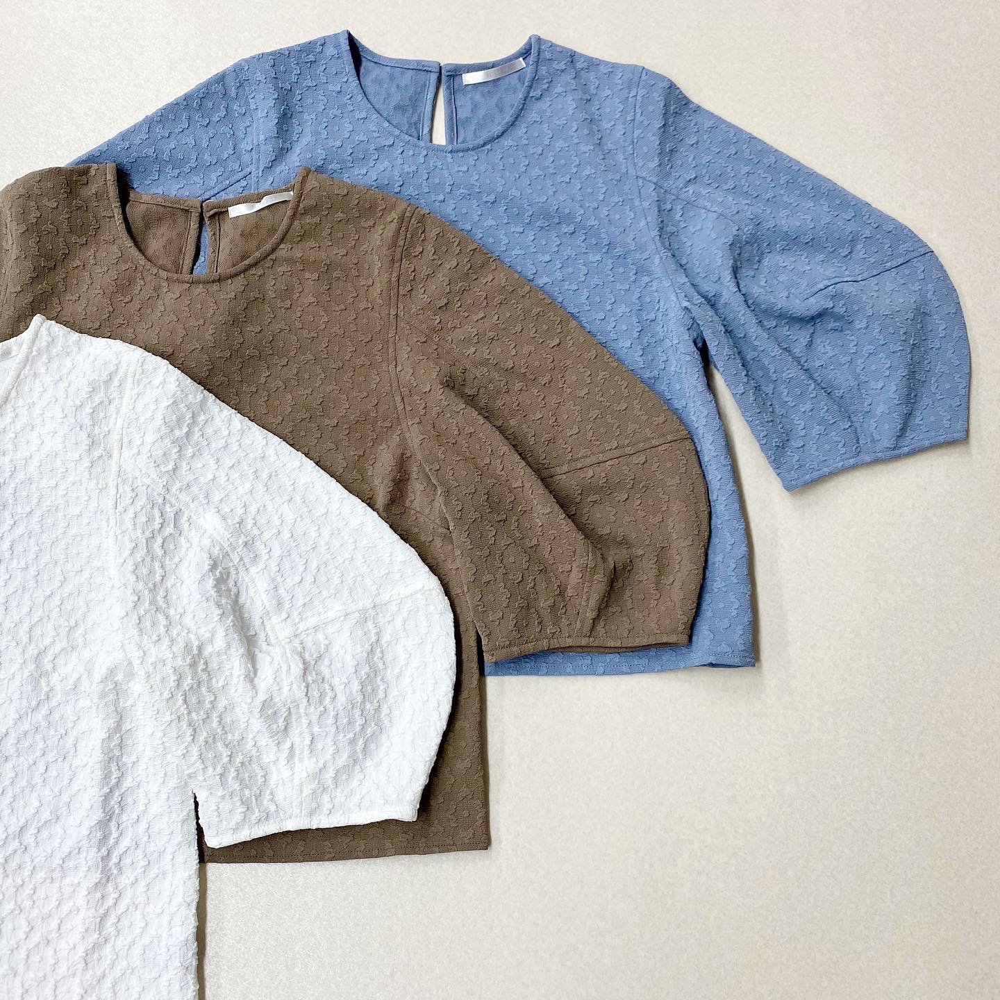 .【new arrival】﻿﻿﻿?RE080023T004ﾊﾟﾜｼｮﾙｼﾞｬｶﾞｰﾄﾞBL▷¥2,300+tax﻿(店舗今週入荷.オンライン近日入荷予定)﻿﻿∥color∥﻿ white / D blue / camel ﻿#retrogirl_style#retrogirl2020aw#レトロガール#レトロガールコーデ#パワショル#パワショルブラウス#ジャガード#ジャガードブラウス#キャミワンピ