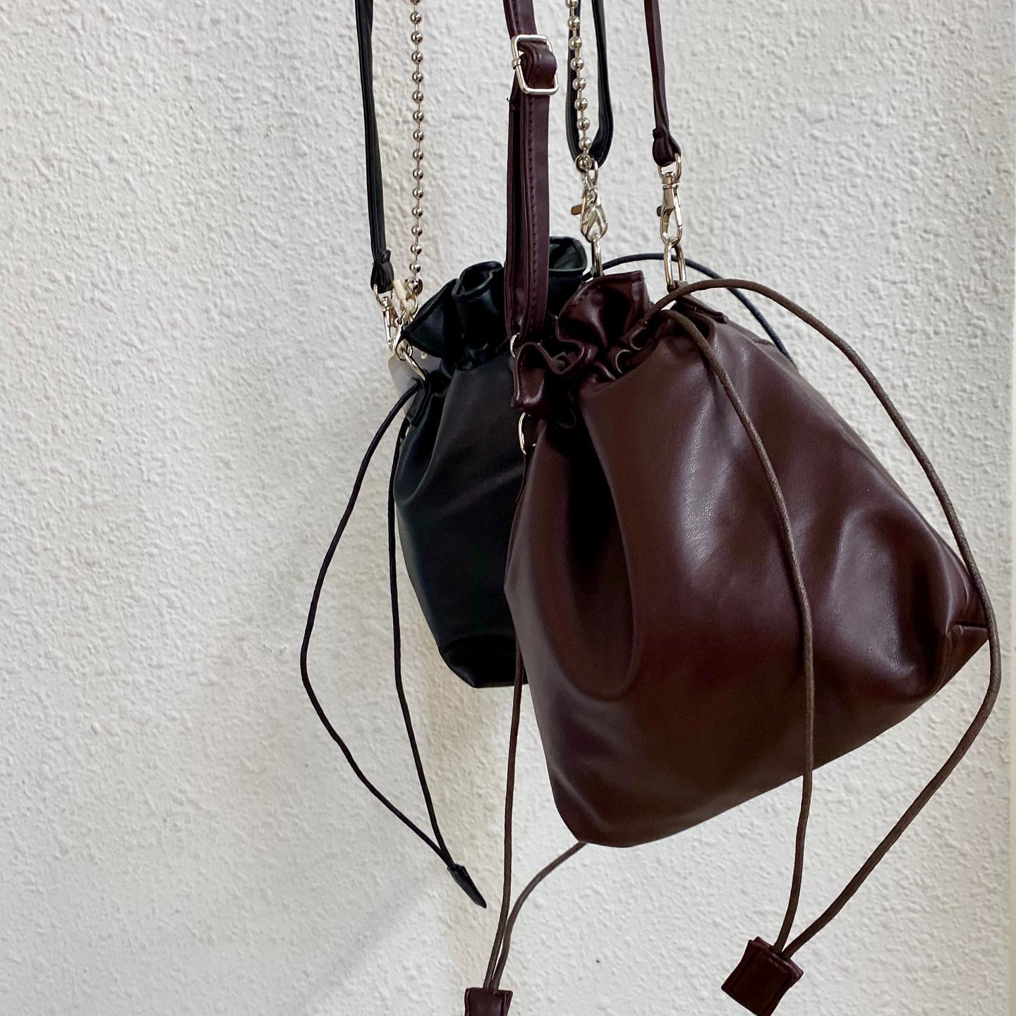 .【new colour】﻿﻿﻿?RE080043B001ｼｮﾙﾀﾞｰ巾着BAG▷¥1,900+tax﻿(店舗今週入荷.オンライン近日入荷予定)﻿﻿∥color∥﻿ brown / black 人気のシルバーは再入荷しておりますチェーンは取り外し可能の2WAYです﻿#retrogirl_ootd#レトロガール#レトロガールコーデ#トレンドファッション#プチプラコーデ#刺繍#ミュール#ミュールサンダル#巾着#巾着バッグ#巾着ポーチ#2WAY#シルバー#ブラウン#秋コーデ#秋小物