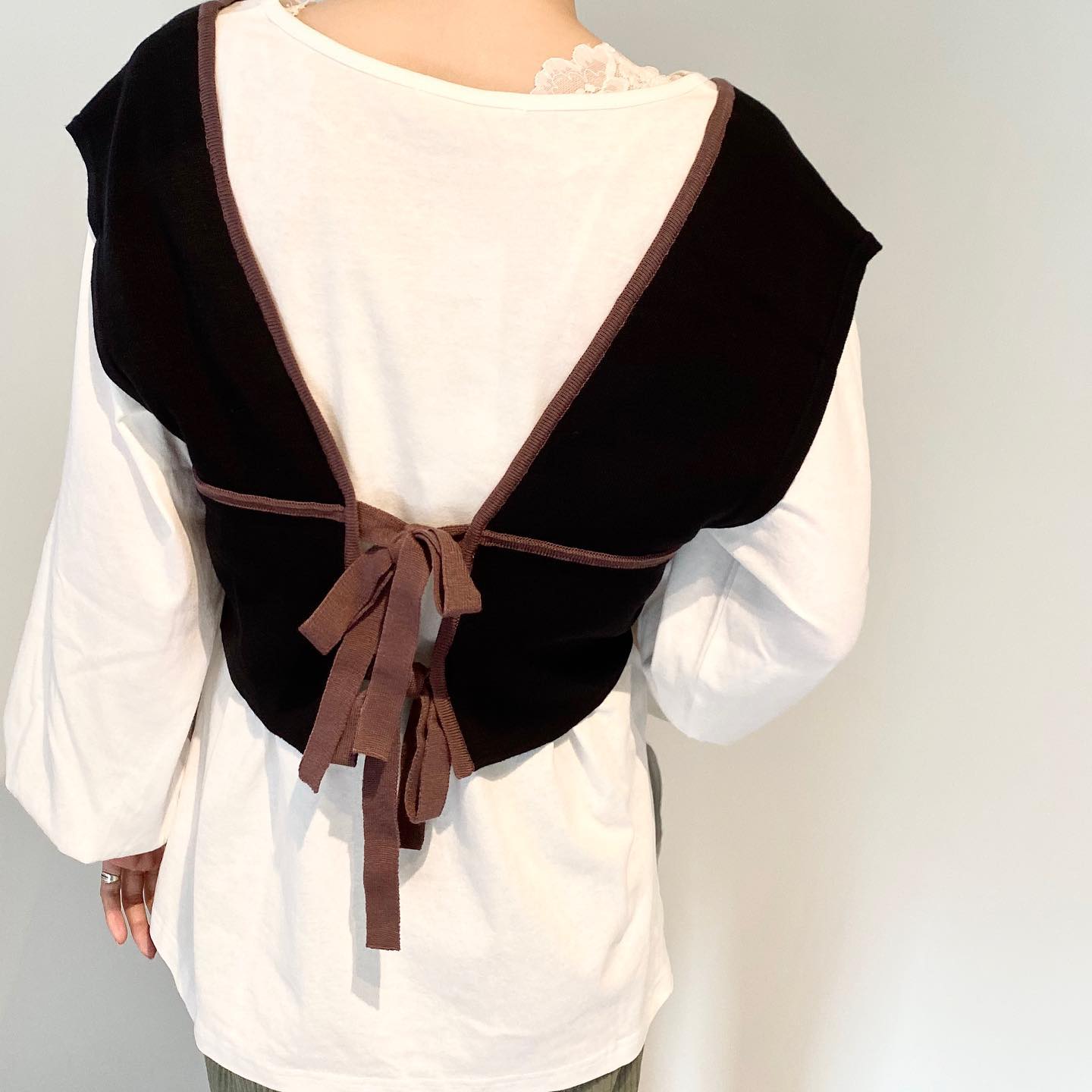 .【new arrival】﻿﻿﻿?RE039412T001配色ﾊﾟｲﾋﾟﾝｸﾞﾋﾞｽﾁｪSET▷¥2,500+tax﻿(店舗今週入荷.オンライン入荷中）﻿∥color∥﻿ D green / L beige /  black ﻿#retrogirl_ootd#レトロガール#レトロガールコーデ#トレンドファッション#プチプラコーデ#パイピング#パイピングビスチェ#ビスチェ#ビスチェコーデ#デニムスリットパンツ#チャイナシューズ#秋コーデ