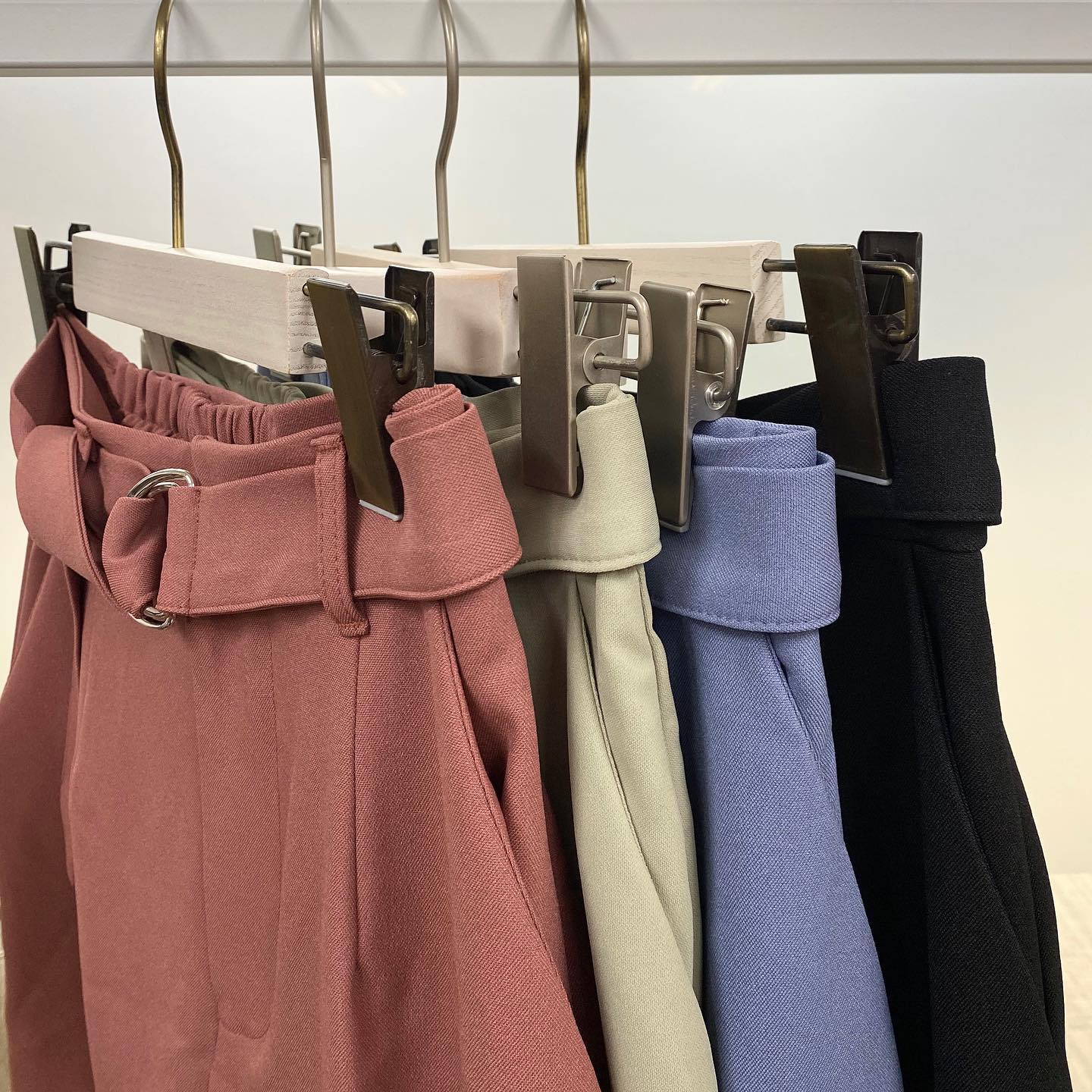 .【new arrival】?RF032832B001テーパードPT▷¥1,900+tax (店舗今週入荷.オンライン近日入荷予定) ※一部店舗のみ投入∥color∥D pink / mint / blue / black#retrogirl_ootd#レトロガール#レトロガールコーデ#トレンドファッション#プチプラコーデ#テーパード#テーパードパンツ#クリンクルドロストTシャツ#ハンドミニバッグ#ローファー#秋コーデ#秋小物