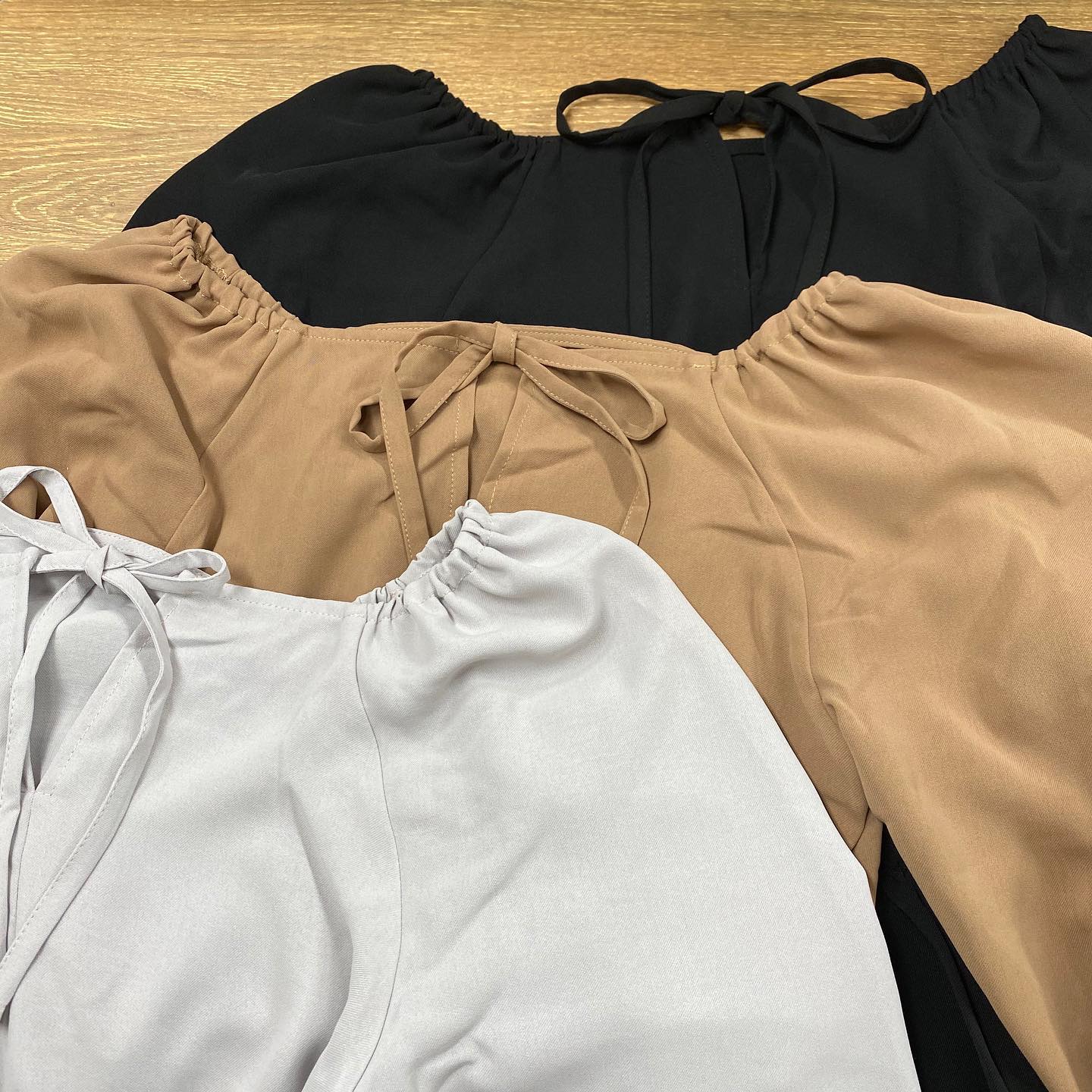 .【new arrival】﻿﻿﻿?RF037523G0018部袖ギャザーBリボンBL▷¥2,500+tax﻿ (店舗今週入荷.オンライン近日入荷予定)∥color∥﻿D orange / L grey / black袖のギャザーがかわいいブラウスこれからの時期一枚で着られる8分丈で気分に合わせてボトムにインでもアウトでも◎#retrogirl_ootd#レトロガール#レトロガールコーデ#トレンドファッション#プチプラコーデ#ギャザー#ギャザーブラウス#ペプラム#パイピングスカート#秋コーデ