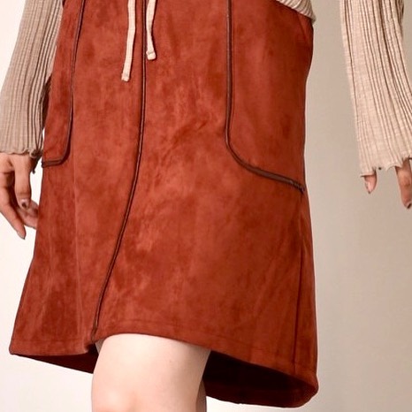 .【new arrival】﻿﻿﻿?RW056431G001 ﾊﾟｲﾋﾟﾝｸﾞﾐﾃﾞｨSK▷¥2,300+tax﻿(店舗今週入荷.オンライン近日入荷予定)﻿﻿∥color∥﻿ D orange / brown / black / check 今年はロングブーツと合わせるのがマスト！パイピング使いも今年らしく取り入れています#retrogirl_ootd#レトロガール#レトロガールコーデ#トレンドファッション#プチプラコーデ#パイピング#パイピングスカート#ミディ丈スカート#スウェード#スエード#チェック柄#千鳥柄#秋コーデ#秋小物