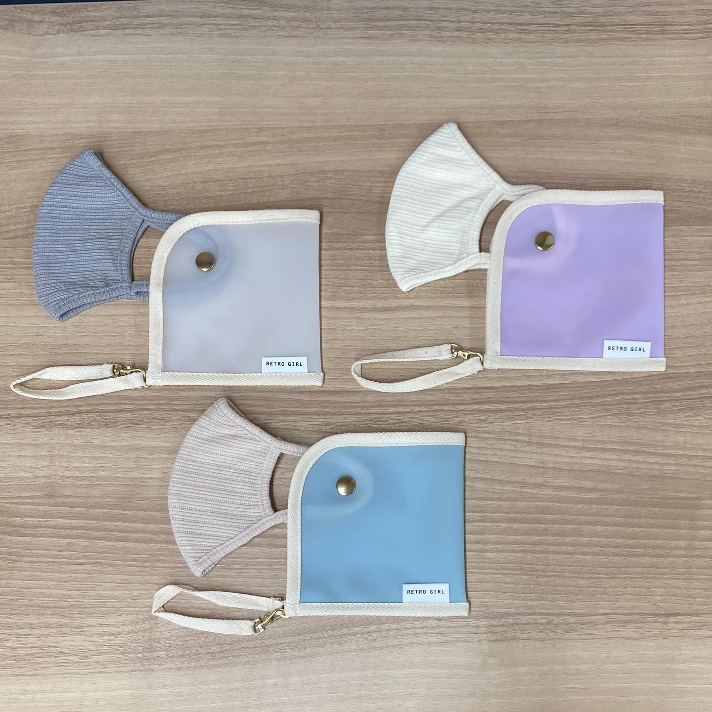.【new arrival】?RA056441B102 ケースSETマスク2▷¥990+tax(全国店舗.オンライン今週入荷予定)∥color∥ white×grey / purple×écru/ blue×beige 前回一部店舗にての販売だったケース付マスクが大好評につき全国のレトロガールの店舗とオンラインにて販売いたします!マスクやケースのサイズ感は以前と同じでケースはバックなどに付けられるデザインです#retrogirl_ootd#レトロガール#レトロガールコーデ#トレンドファッション#プチプラコーデ#マスク#マスクケース#おしゃれマスク#パイピングトートバッグ #秋コーデ