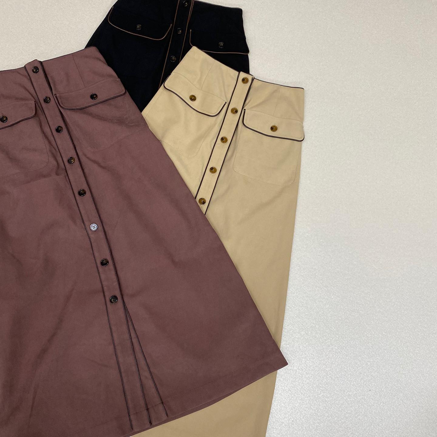 .【new arrival】﻿﻿﻿?RF056231G002ﾊﾟｲﾋﾟﾝｸﾞﾅﾛｰSK▷¥2,900+tax﻿(店舗今週入荷.オンライン入荷中)﻿﻿∥color∥﻿beige / pink / black 前ボタンがレトロガールらしい今年トレンドのパイピングを落とし込んだナロースカート﻿#retrogirl_ootd#レトロガール#レトロガールコーデ#トレンドファッション#プチプラコーデ#パイピング#パイピングスカート#ナロースカート#スカート　#秋コーデ