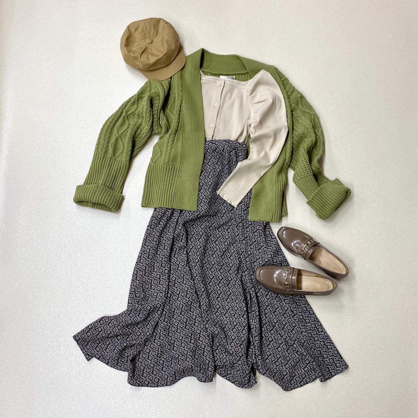 .【new arrival】﻿﻿﻿?RF056411G001 ｹｰﾌﾞﾙﾄｯﾊﾟｰｶｰﾃﾞ▷¥2,900+tax﻿(店舗今週入荷.オンライン近日入荷予定)﻿﻿∥color∥﻿ L beige / L green / D brown  長いデザインの袖は折り返してきゃしゃなウエストリボンで女性らしく﻿#retrogirl_ootd#レトロガール#レトロガールコーデ#トレンドファッション#プチプラコーデ#ケーブル#ケーブルカーデ#カーデ#カーデコーデ#柄マーメイドスカート#テレコ#キャスケット#ローファー#置き画#置き画コーデ#秋コーデ