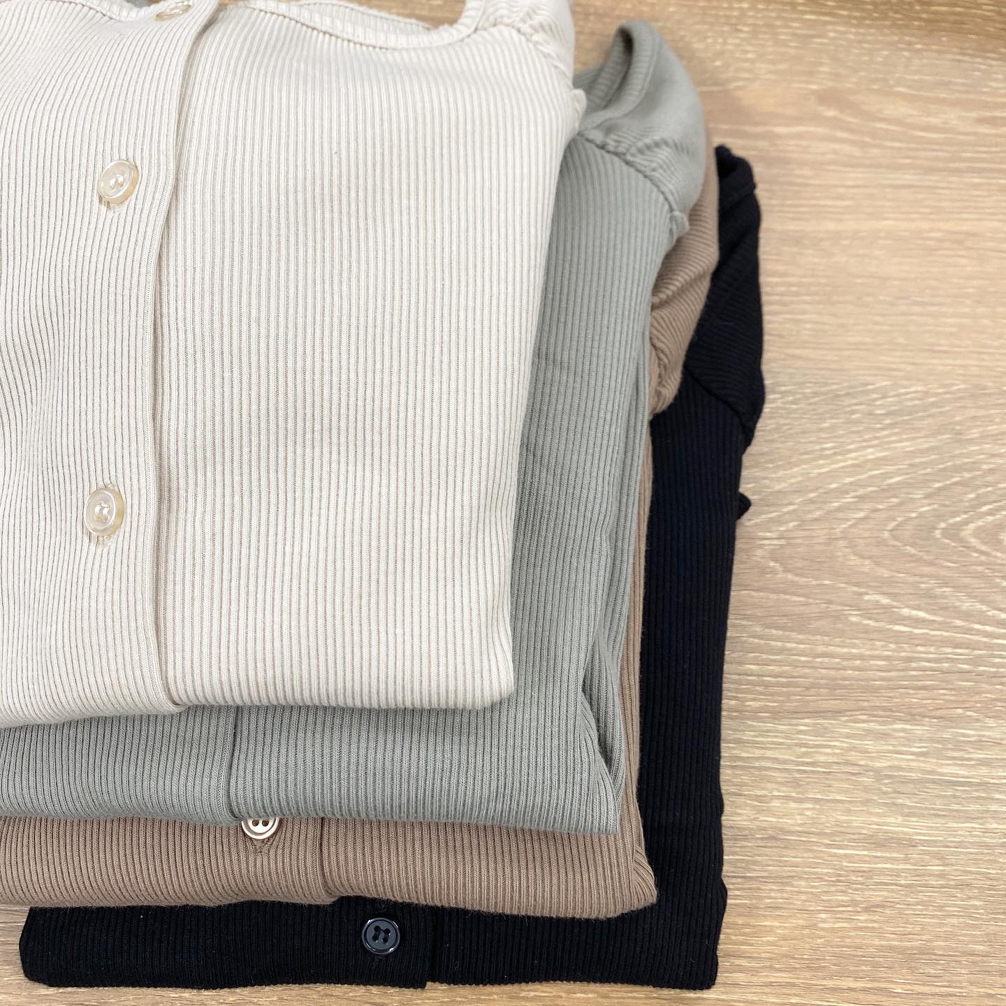 .【new arrival】﻿﻿﻿?RF054011G001ﾗｸﾞﾗﾝｷﾞｬｻｰﾃﾚｺCT▷¥1,900+tax﻿(店舗入荷中.オンライン近日入荷予定)﻿﻿∥color∥﻿ écru / L green / L brown / black ﻿#retrogirl_ootd#レトロガール#レトロガールコーデ#トレンドファッション#プチプラコーデ#ラグラン#ギャザー#テレコ#パワショル#エクリュ#ピスタチオ#秋コーデ
