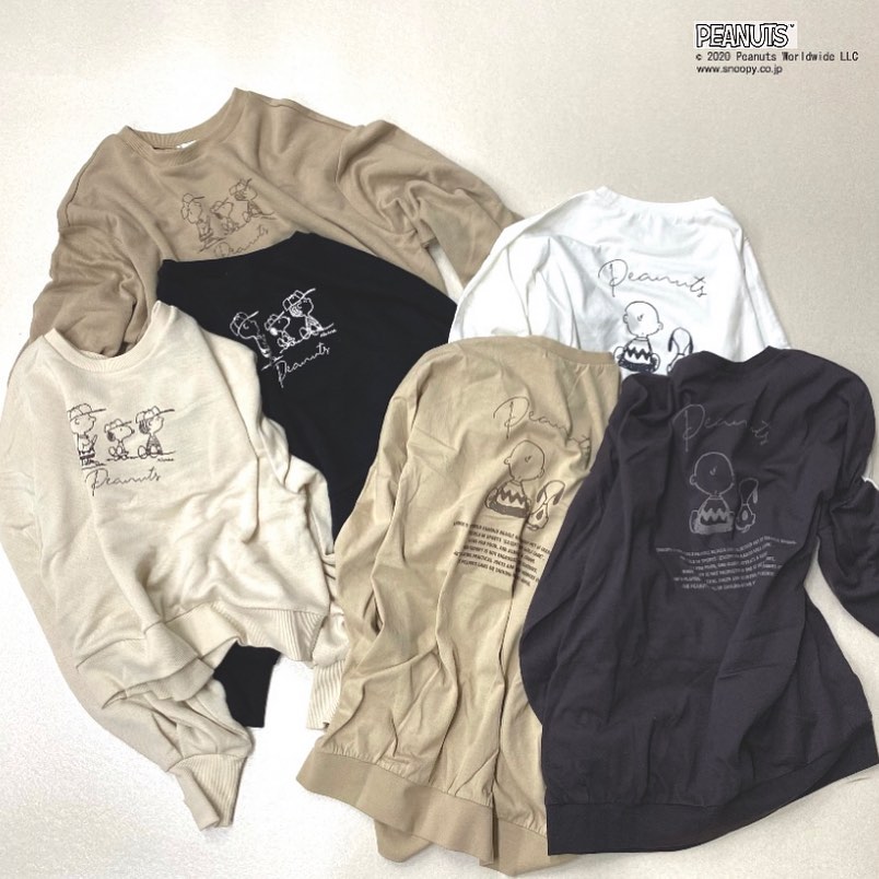 .【SNOOPY】?RF052411S003　　PEANUTSﾛﾝTee  white / beige / charcoal?RF052411S004 　PEANUTSショートトレーナー　　écru / L brown / black▷￥2,900＋tax(一部店頭.オンライン入荷中）毎年人気のSNOOPYコラボアイテムが登場﻿﻿RETROGIRL×PEANUTSのオリジナル商品人気のバックロゴデザインのロンTとショート丈のトレーナーで仕上げました！シンプルなデザインのためどんなボトムにも合わせやすく、キャミワンピやセミフレアパンツと合わせておソロコーデにも◎　　　　　　　　　　　　　　　　　　　　　　　　　　　　　　　　　　　　　　　　　　　　　　　　　　　　　　　　　　　　　　　　　　　　　　　　　　　　　　　　　　　　　　　　　　　　　　　　　　　　　　　　　　　　　　　　　　　　　　　　　　　　　　　　　　　　　　　　　　　　　　　　　　　　　　　　  #retrogirl_ootd#レトロガール#レトロガールコーデ#トレンドファッション#プチプラコーデ　　　　　　　　　　　　　　　　　　　　　　　　　　　　　　　　　　　　　　　　　　　＃スヌーピー#ピーナッツ #snoopy #peanuts ＃チャーリーブラウン　　　　　　　　　　　　　　　　　　　　　　　＃コラボ#コラボアイテム＃オリジナルコラボ