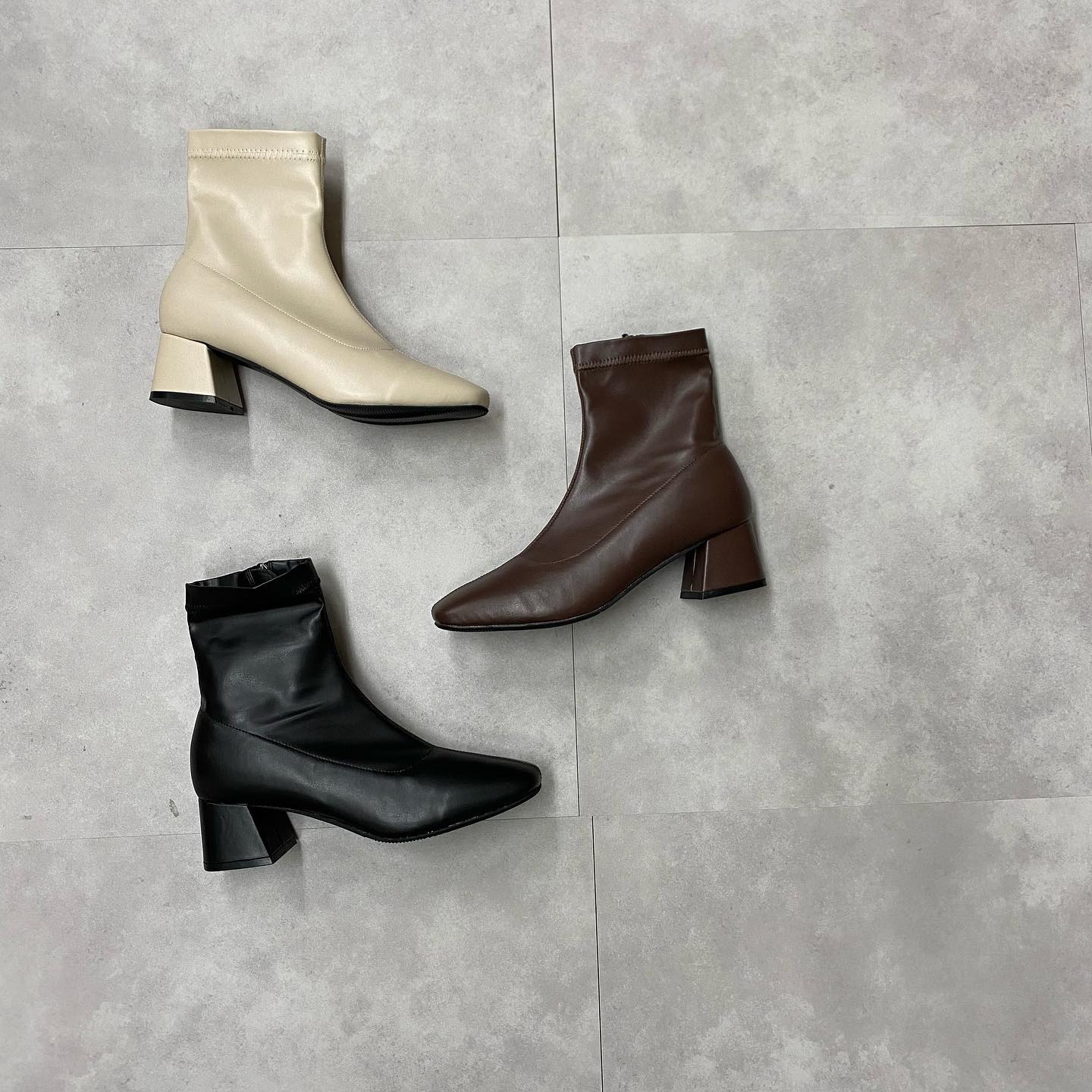 .【new arrival】﻿﻿﻿?RU055242B001 フレアヒールブーツ▷¥2,900+tax﻿(店舗入荷中.オンライン近日入荷予定)﻿﻿∥color∥﻿ white / brown / black去年も大好評だったﾌﾞｰﾂ今年は歩きやすさや見た目の可愛さはもちろん、ﾌﾞﾗｳﾝの色味が深くなってより今年のｺｰﾃﾞに合うｶﾗｰﾘﾝｸﾞに#retrogirl_ootd#レトロガール#レトロガールコーデ#トレンドファッション#プチプラコーデ#ブーツ #ショートブーツ#秋コーデ #冬コーデ