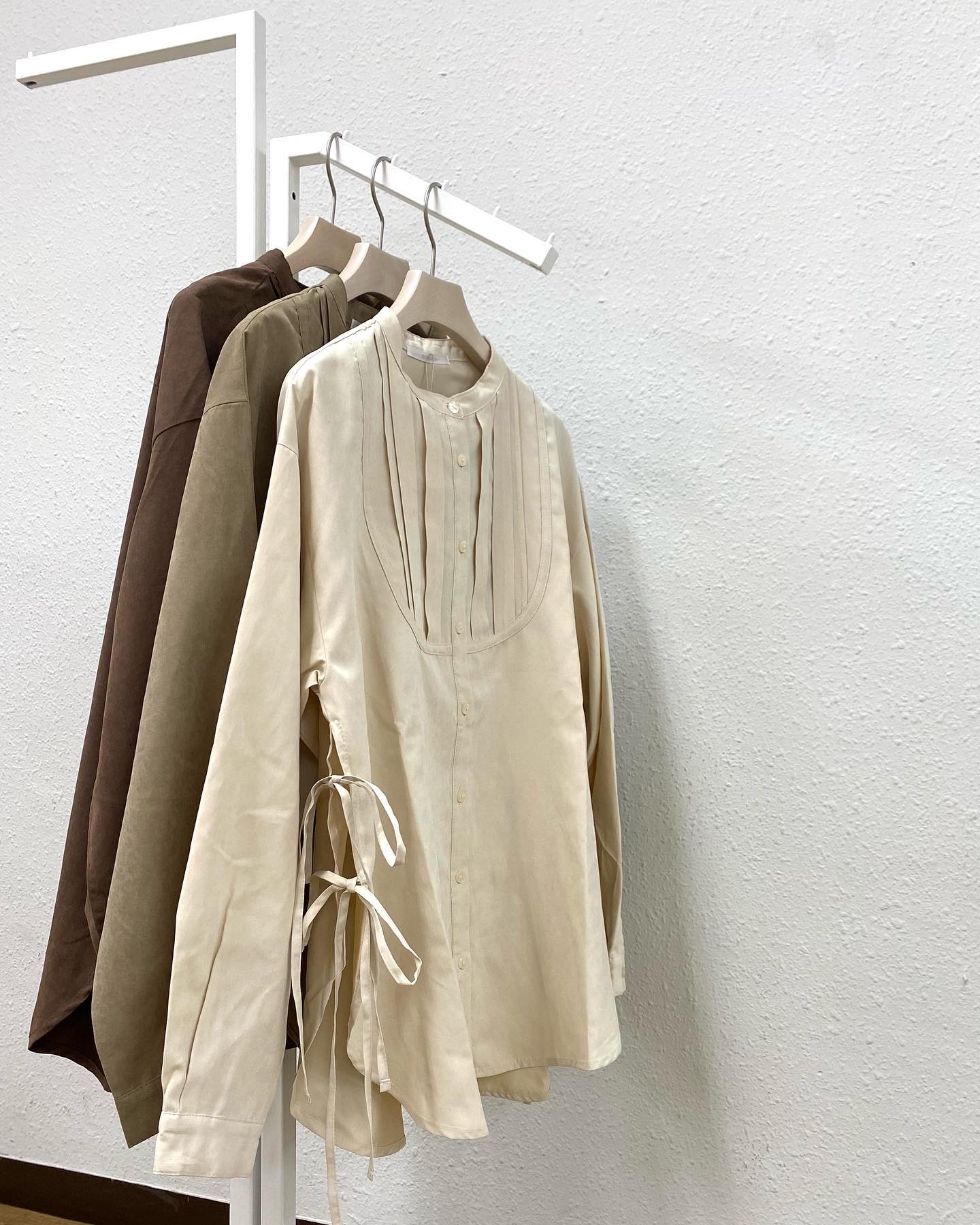 .【new arrival】﻿﻿﻿?RW019423T001 ﾖｰｸ入りｻｲﾄﾞﾘﾎﾞﾝSH▷¥2,900+tax﻿(一部店舗入荷中.オンライン近日入荷予定)﻿﻿∥color∥﻿ écru / L brown /  D brown ｻｲﾄﾞの深いｽﾘｯﾄもﾘﾎﾞﾝでRETRO GIRLらしく中にﾛﾝﾃｨｰやﾜﾝﾋﾟを合わせたい∥staff∥ 150㎝ ららぽーと横浜店 @retrogirl_yokohama #retrogirl_ootd#レトロガール#レトロガールコーデ#トレンドファッション#プチプラコーデ#サイドリボン #シャツコーデ#レイヤード #バケットハット #セミフレアパンツ#秋コーデ #冬コーデ