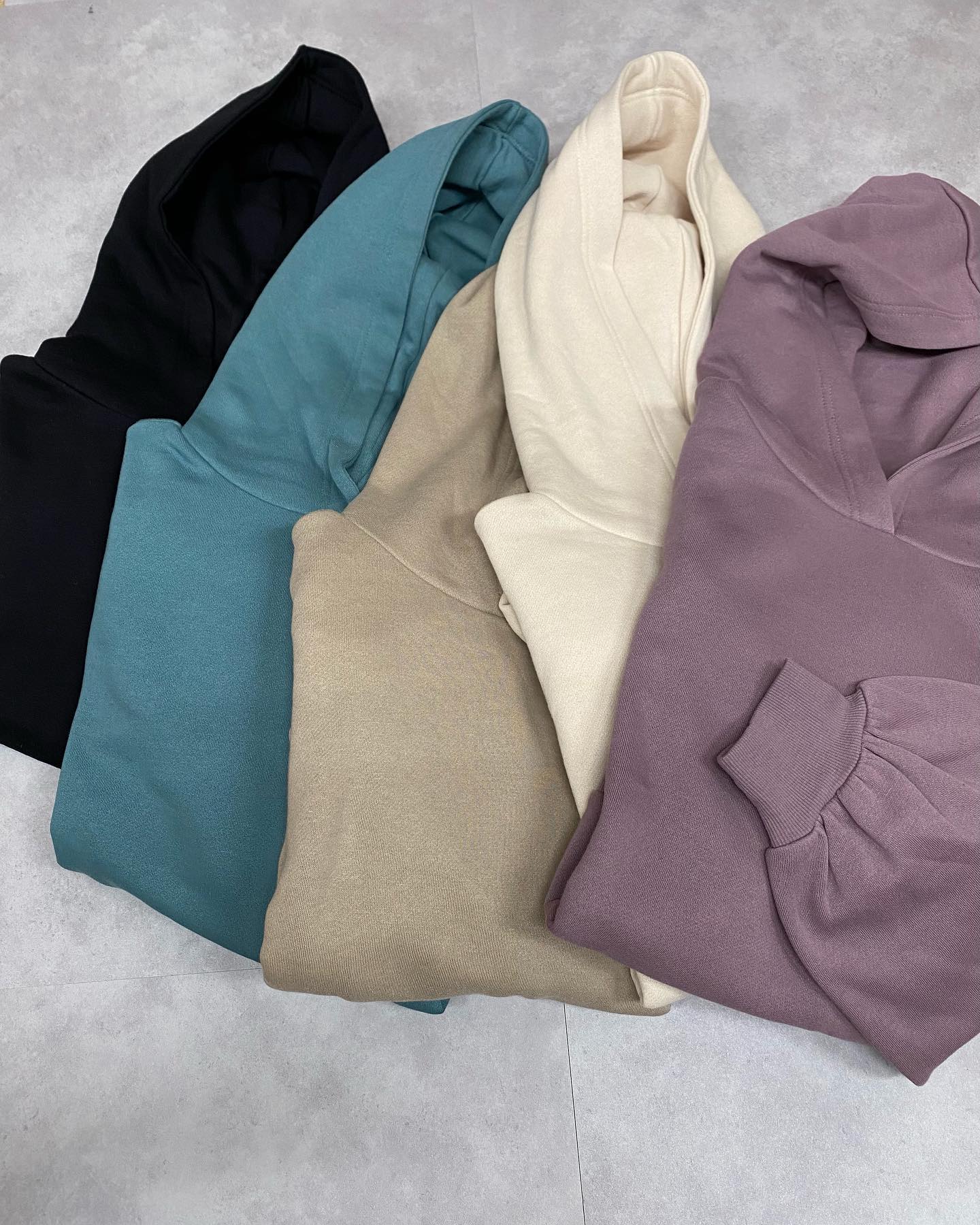 .【new arrival】﻿﻿﻿?RW056411N001  起毛ﾎﾞﾘｭｰﾑﾌｰﾃﾞｨ▷¥2,000+tax ﻿ (店舗今週入荷.オンライン近日入荷予定)∥color∥﻿ white / green / purple / brown / black一枚でも着れる裏起毛ｼｮｰﾄ丈だから中にｼｬﾂやﾛﾝTとのﾚｲﾔｰﾄﾞｺｰﾃﾞにﾌﾟﾘｰﾂｽｶｰﾄやﾘﾌﾞﾊﾟﾝﾂ合わせが◎ ﻿#retrogirl_ootd#レトロガール#レトロガールコーデ#トレンドファッション#プチプラコーデ#フーディ #パーカー #パーカーコーデ #レイヤード #レイヤードコーデ #プリーツスカート #チェックシャツ#冬コーデ