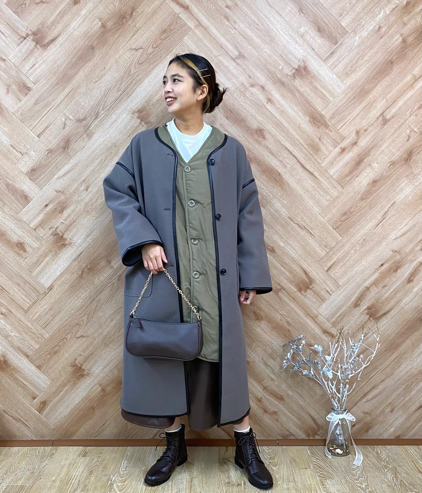 .【new arrival】﻿﻿﻿? RW080021T005 ﾗｲﾅｰ付きﾊﾟｲﾋﾟﾝｸﾞｺｰﾄ▷¥6,900+tax﻿(店舗今週入荷.オンライン近日入荷予定)﻿∥color∥﻿ brown / D grey / écru﻿大人気のﾊﾟｲﾋﾟﾝｸﾞｺｰﾄがﾘﾊﾞｰｼﾌﾞﾙのﾗｲﾅｰが付いての登場！ｶﾗｰも変わって幅広い方に合ったものをご用意ﾗｲﾅｰの袖部分は寒さをしっかり妨げてくれます #retrogirl_ootd#レトロガール#レトロガールコーデ#トレンドファッション#プチプラコーデ#パイピングコート #ライナー付き#レザースカート #フーディー #キルティングバッグ#マフラー #ストール#冬コーデ