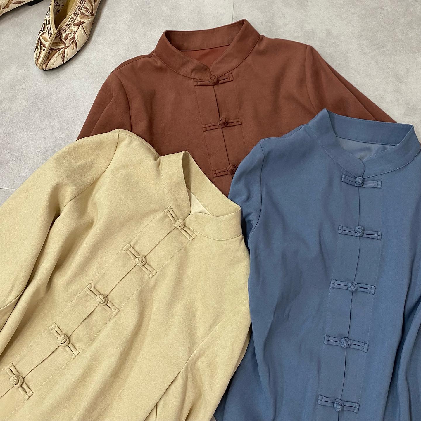 .【new arrival】﻿﻿﻿?RU036623T002 袖ﾎﾞﾘｭｰﾑﾁｬｲﾅBL▷¥2,300+tax﻿(店舗今週入荷.オンライン近日入荷予定)﻿﻿∥color∥﻿ L beige / D brown / blue意外となんでも合うﾁｬｲﾅｼｬﾂﾏｰﾒｲﾄﾞｽｶｰﾄやｾﾐﾌﾚｱﾊﾟﾝﾂに#retrogirl_ootd#レトロガール#レトロガールコーデ#トレンドファッション#プチプラコーデ#チャイナ #チャイナシャツ #袖ボリュームシャツ#チャイナシューズ#秋コーデ #冬コーデ