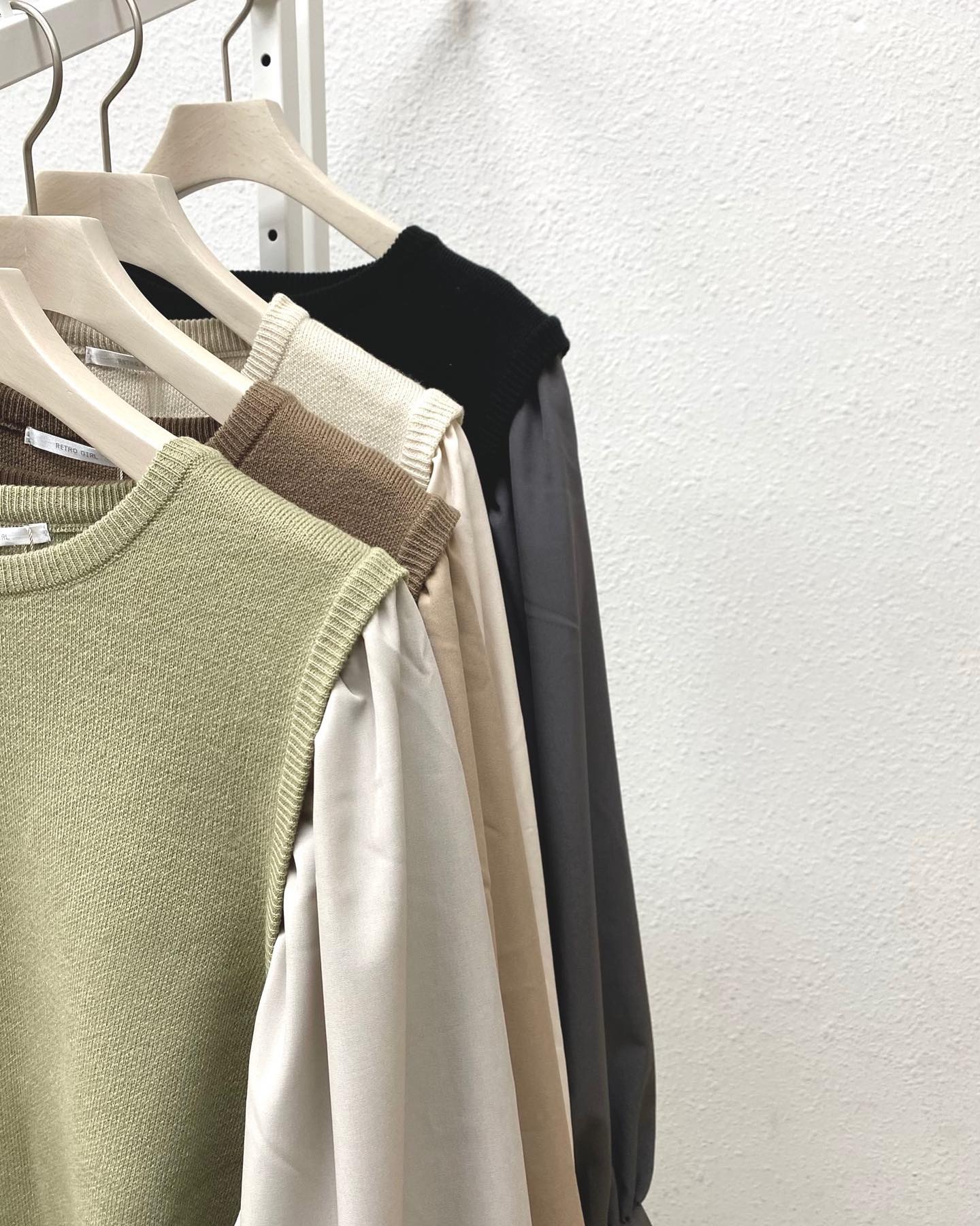 .【new color】﻿﻿﻿?RU037512G001  袖ﾎﾞﾘｭｰﾑ切替ﾆｯﾄ▷¥2,500+tax﻿(店舗今週入荷.オンライン近日入荷予定)﻿∥color∥﻿ white / L brown / L green / black前回人気だった形がｶﾗﾊﾞﾘを増やしての登場今からの時期でも着れるように生地も見直ししての再入荷です！#retrogirl_ootd#レトロガール#レトロガールコーデ#トレンドファッション#プチプラコーデ#袖切替 #切替ニット #ニット#秋コーデ #冬コーデ