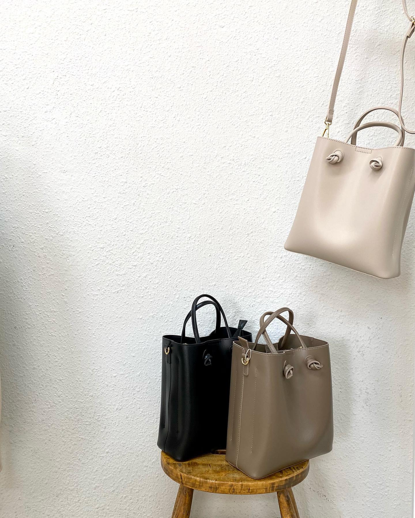 .【new arrival】?RP132843B002 ﾉｯﾄｽｸｴｱｼｮﾙﾀﾞｰBAG▷¥2,900+tax(店舗今週入荷.オンライン近日入荷予定)﻿∥color∥white / brown / black大人気ﾛﾝｸﾞｾﾗｰのﾊﾞｯｸﾞがﾘﾆｭｰｱﾙ！かわいさと機能性はそのまま春ｶﾗｰとも相性◎です#retrogirl_ootd#レトロガール#レトロガールコーデ#トレンドファッション#プチプラコーデ#ショルダーバッグ #通勤バッグ #再入荷
