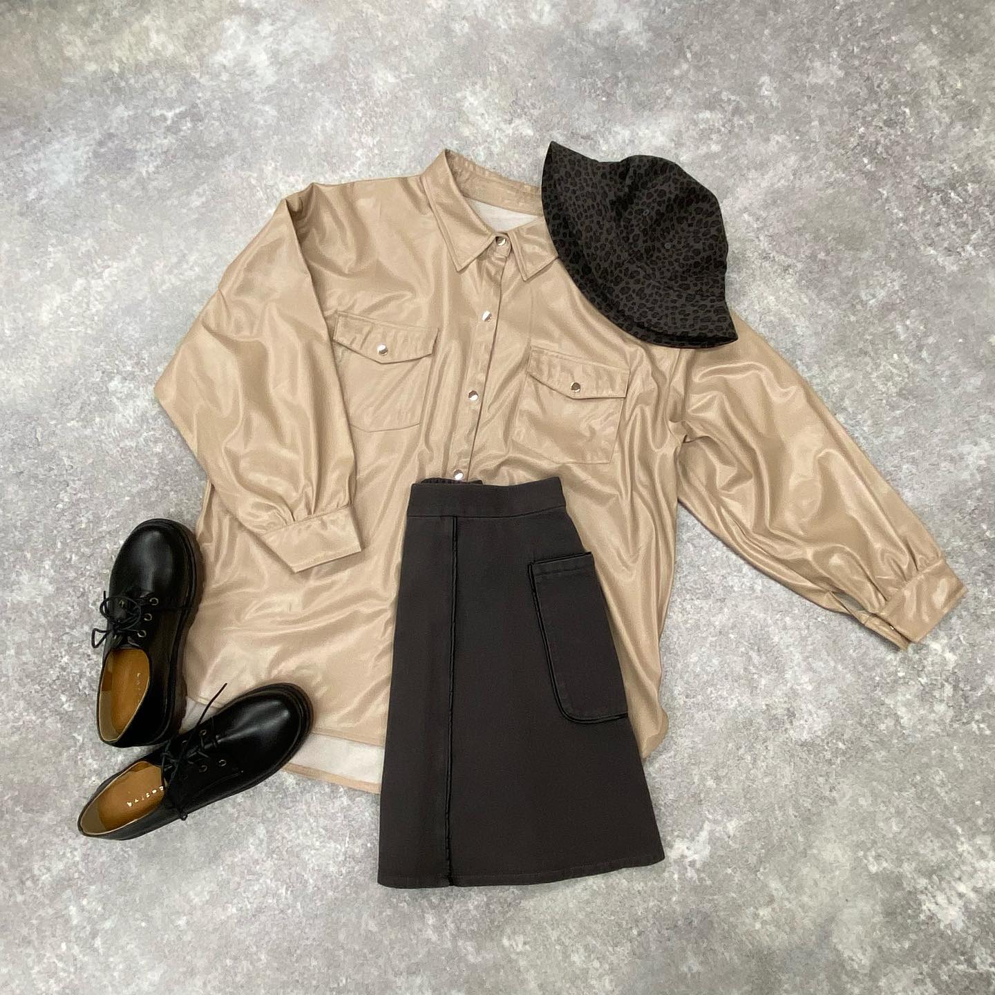 .【new arrival】﻿﻿?RP180031T002 ﾊﾟｲﾋﾟﾝｸﾞﾐﾃﾞｨｽｶｰﾄ▷¥3,190(税込)(店舗.オンライン近日入荷予定)﻿﻿∥color∥﻿ L beige / yellow / black #retrogirl_ootd#レトロガール#レトロガールコーデ#トレンドファッション#プチプラコーデ#カジュアルコーデ#パイピング #膝丈スカート #レザーシャツ #バケットハット #厚底シューズ