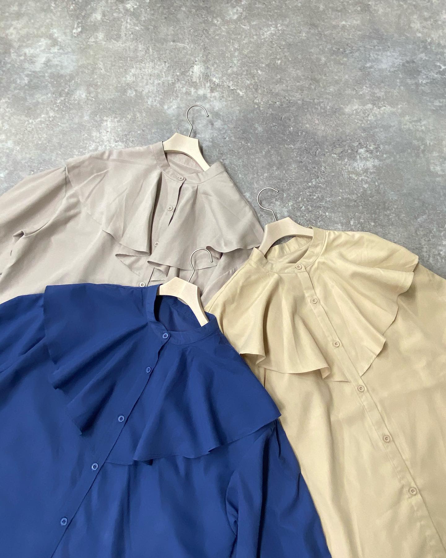 .【new arrival】﻿﻿﻿?RP136623T001  ｹｰﾌﾟﾁｭﾆｯｸBL▷¥3,190(税込)(店舗今週入荷.オンライン近日入荷予定)﻿∥color∥﻿ ivory / beige / L blue #retrogirl_ootd#レトロガール#レトロガールコーデ#トレンドファッション#プチプラコーデ#チュニック #チュニックブラウス #ケープ #フリルブラウス
