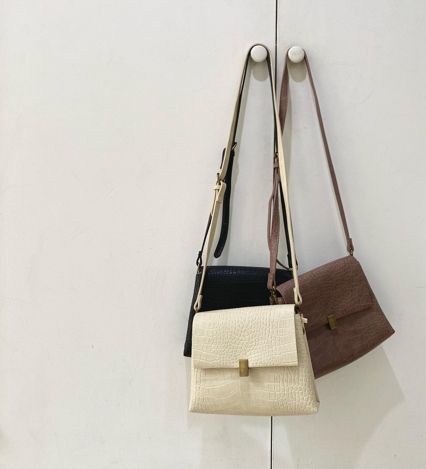 .【new arrival】﻿﻿﻿?RP156443B002  ｸﾛｺﾌﾗｯﾌﾟｼｮﾙﾀﾞｰ▷¥2,750(税込)(店舗近日入荷予定.オンライン先行入荷予定)﻿﻿∥color∥﻿ ivory / brown / black#retrogirl_ootd#レトロガール#レトロガールコーデ#トレンドファッション#プチプラコーデ#クロコ #クロコダイルバッグ
