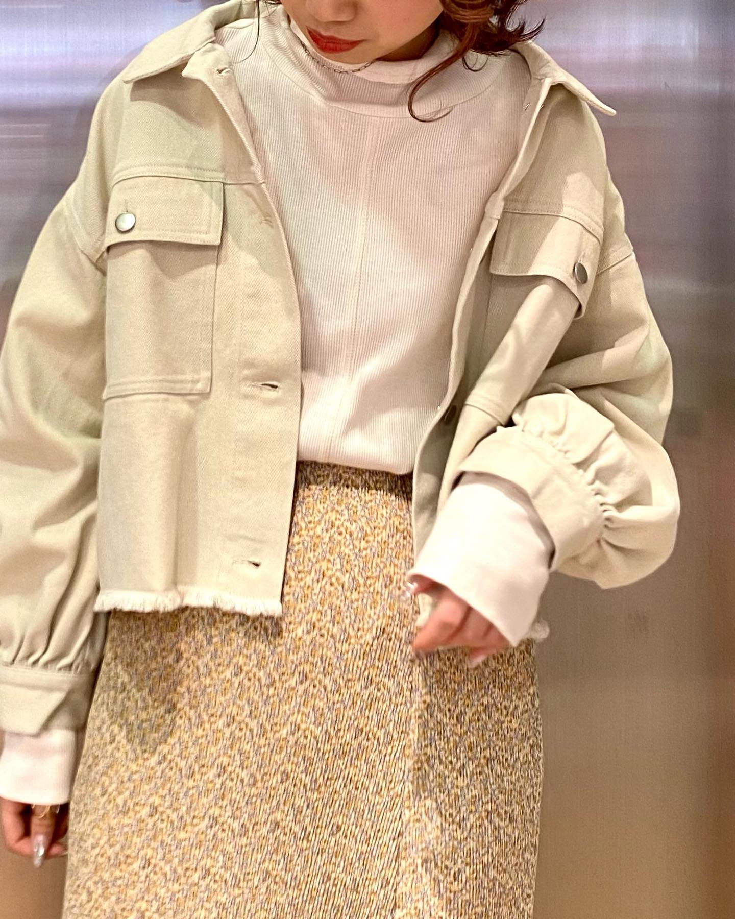 .【new arrival】﻿﻿﻿?RP180021T003  ｶﾗｰﾂｲﾙGｼﾞｬﾝ▷¥3,190(税込)(店舗今週入荷.オンライン近日入荷)﻿﻿∥color∥﻿  ivory / denim / black / yellow 後ろの肩部分の大きなﾀｯｸと裾のﾌﾘﾝｼﾞが特徴のｼｮｰﾄGｼﾞｬﾝﾎﾞﾘｭｰﾑのあるﾎﾞﾄﾑとの相性◎2/4のｲﾝｽﾀﾗｲﾌﾞでも紹介中﻿#retrogirl_ootd#レトロガール#レトロガールコーデ#トレンドファッション#プチプラコーデ#肩タック #タック #gジャン #gジャンコーデ #花柄スカート #プリーツスカート #春カラー #春コーデ #2021ss