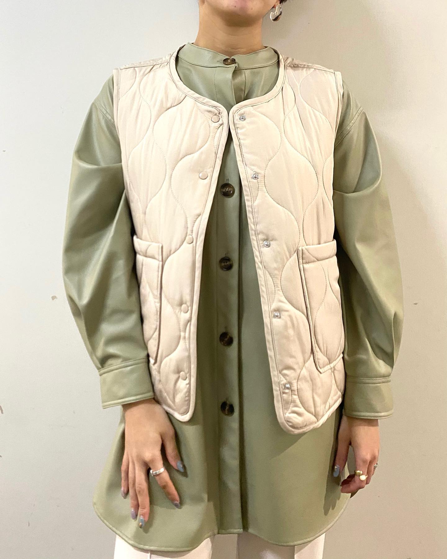 .【new arrival】﻿﻿﻿?RP180021T002  ｷﾙﾃｨﾝｸﾞﾍﾞｽﾄ▷¥4,290(税込)(一部店舗.オンライン入荷中)﻿﻿∥color∥﻿  white / blackｲﾝｽﾀでも話題！おしゃれ上級者さんはﾏｽﾄｱｲﾃﾑ！ｼｬﾂやﾌﾞﾗｳｽの上から羽織るだけで一気にﾄﾚﾝﾄﾞUP ﻿#retrogirl_ootd#レトロガール#レトロガールコーデ#トレンドファッション#プチプラコーデ#キルティングベスト #キルティング #ベストコーデ #春カラー #春コーデ #2021ss