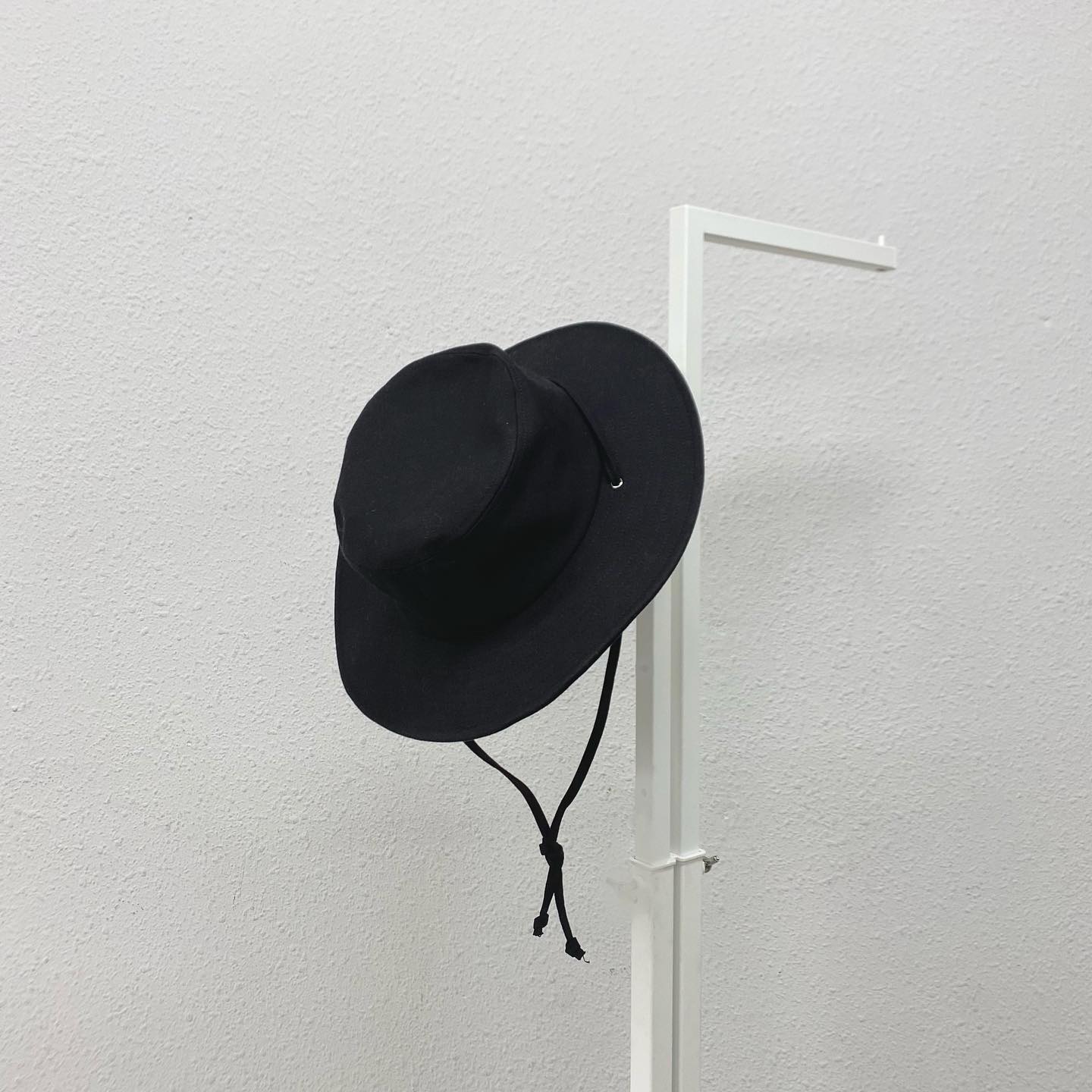 .【new arrival】﻿﻿﻿? CP153645T001 ﾄﾞﾛｯﾌﾟｺｰﾄﾞﾊｯﾄ▷¥3,190(税込)(店舗.オンライン入荷) ﻿∥color∥﻿ white / black #retrogirl_ootd#レトロガール#レトロガールコーデ#トレンドファッション#プチプラコーデ#ハット #ハットコーデ