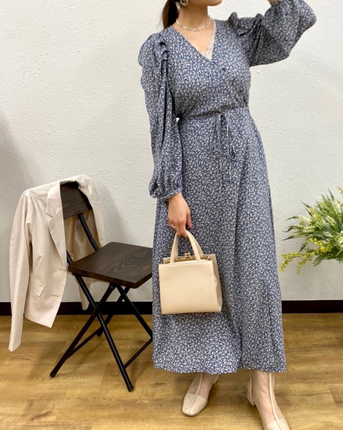 3/3ｲﾝｽﾀﾗｲﾌﾞでも紹介【New arrival】?RU027422G001ﾊﾟﾜｼｮﾙ花柄OP¥4,290(税込)∥color∥blue / white / brownﾊﾟﾜｼｮﾙだけどｶｼｭｸｰﾙでﾃﾞｺﾙﾃ見せ、華奢なくるみﾎﾞﾀﾝで女性らしく今年の春のﾜﾝﾋﾟはこれで決まり！∥staff∥ 161㎝#retrogirl_ootd#レトロガール#レトロガールコーデ#トレンドファッション#プチプラコーデ　#春ワンピース #花柄ワンピース #ワンピースコーデ #きれいめワンピース #パワショルワンピース #カシュクールワンピース #くるみボタン #ブルーコーデ #ブルー #ショートジャケット #春カラー #春コーデ #2021ss