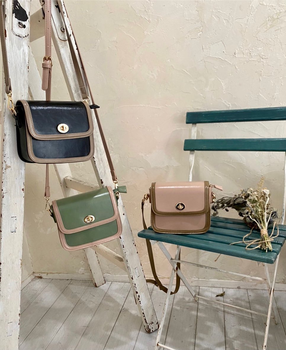 .【new arrival】﻿﻿﻿?RP156431T001  ﾊﾟｲﾋﾟﾝｸﾞｼｮﾙﾀﾞｰBAG▷¥2,750(税込)(店舗近日入荷.オンライン先行入荷)﻿﻿∥color∥﻿  ivory / green / blackﾊﾟｲﾋﾟﾝｸﾞ使いがかわいいｶﾞｰﾘｰ、ｶｼﾞｭｱﾙにも馴染むｶﾗｰです ﻿#retrogirl_ootd#レトロガール#レトロガールコーデ#トレンドファッション#プチプラコーデ#パイピング #ショルダー
