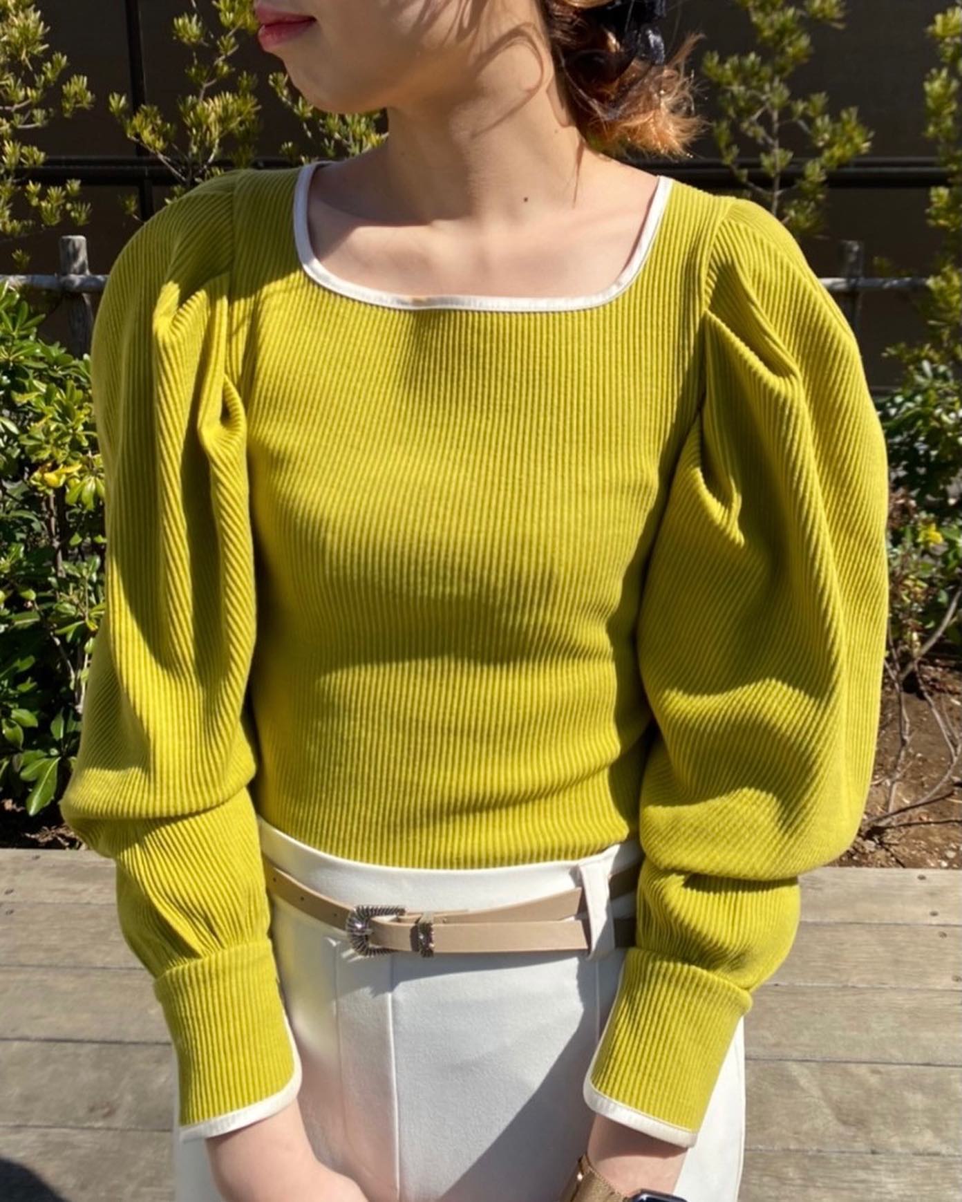 .【New arrival】? RP156411G001ﾊﾟｲﾋﾟﾝｸﾞﾊﾟﾜｼｮﾙTEE¥2,090(税込)（店舗ｵﾝﾗｲﾝ入荷中）∥color∥ green / white / L beige / black袖の細部までかわいいパイピングデザインパワショルで女性らしさもありつつ色でカジュアルに#retrogirl_ootd#レトロガール#レトロガールコーデ#トレンドファッション#プチプラコーデ#パイピング #パイピングトップス #パワショル #パワショルトップス#ライムイエロー #イエローコーデ#夏カラー #夏コーデ #2021ss