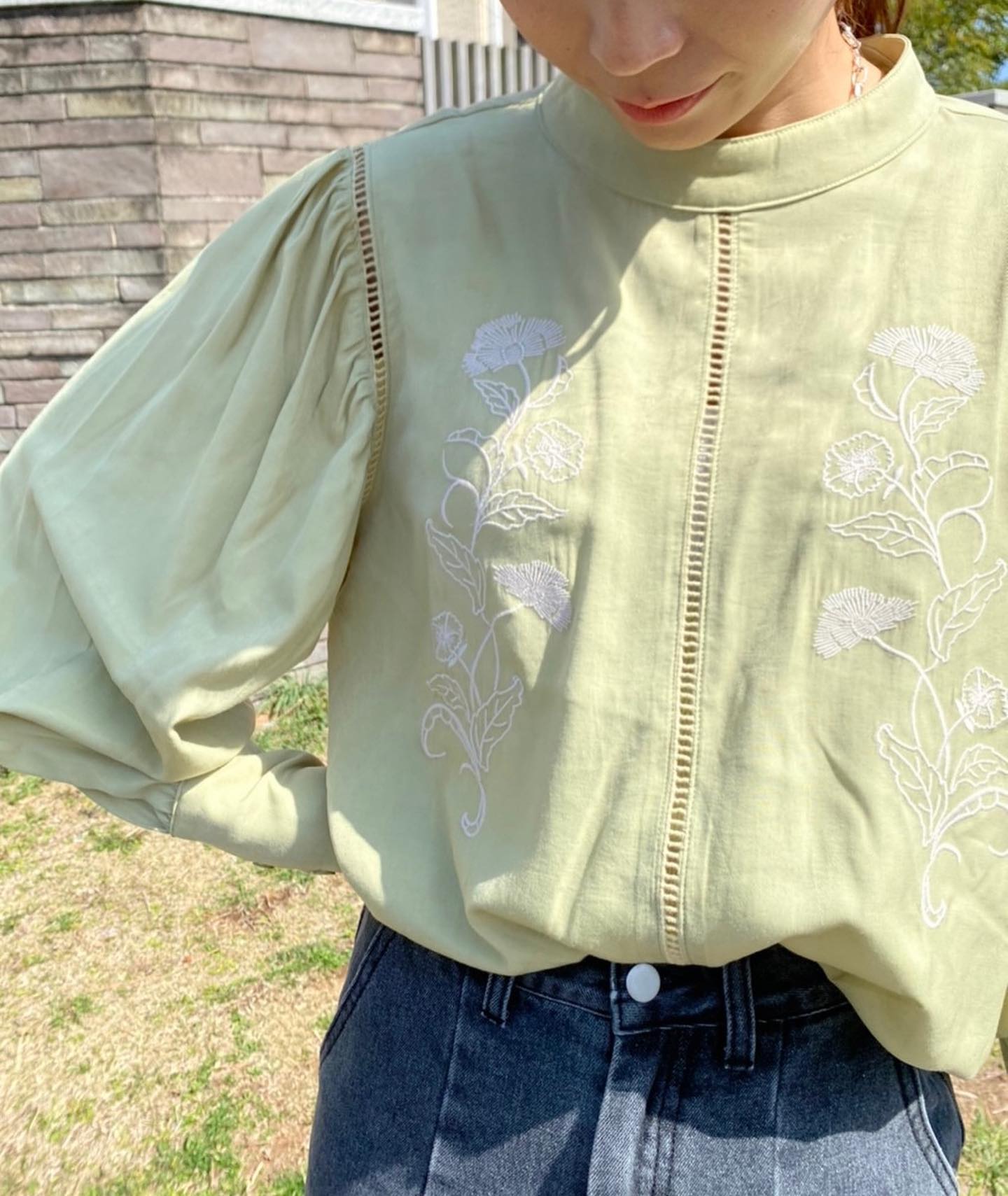 .【new arrival】﻿﻿﻿🏷 RM136623T002HN刺繍ﾌﾞﾗｳｽ(店舗今週入荷.オンライン近日入荷) ﻿∥color∥﻿ white / beige / greenﾄﾚﾝﾄﾞの胸刺繍、はしごﾚｰｽ使いで今年らしさが詰まってます#retrogirl_ootd#レトロガール#レトロガールコーデ#トレンドファッション#プチプラコーデ#刺繍 #刺繍ブラウス #ブラウス #ブラウスコーデ #ライムグリーン #グリーンコーデ #デニムコーデ #スリットパンツ #センタースリットパンツ #カジュアルコーデ