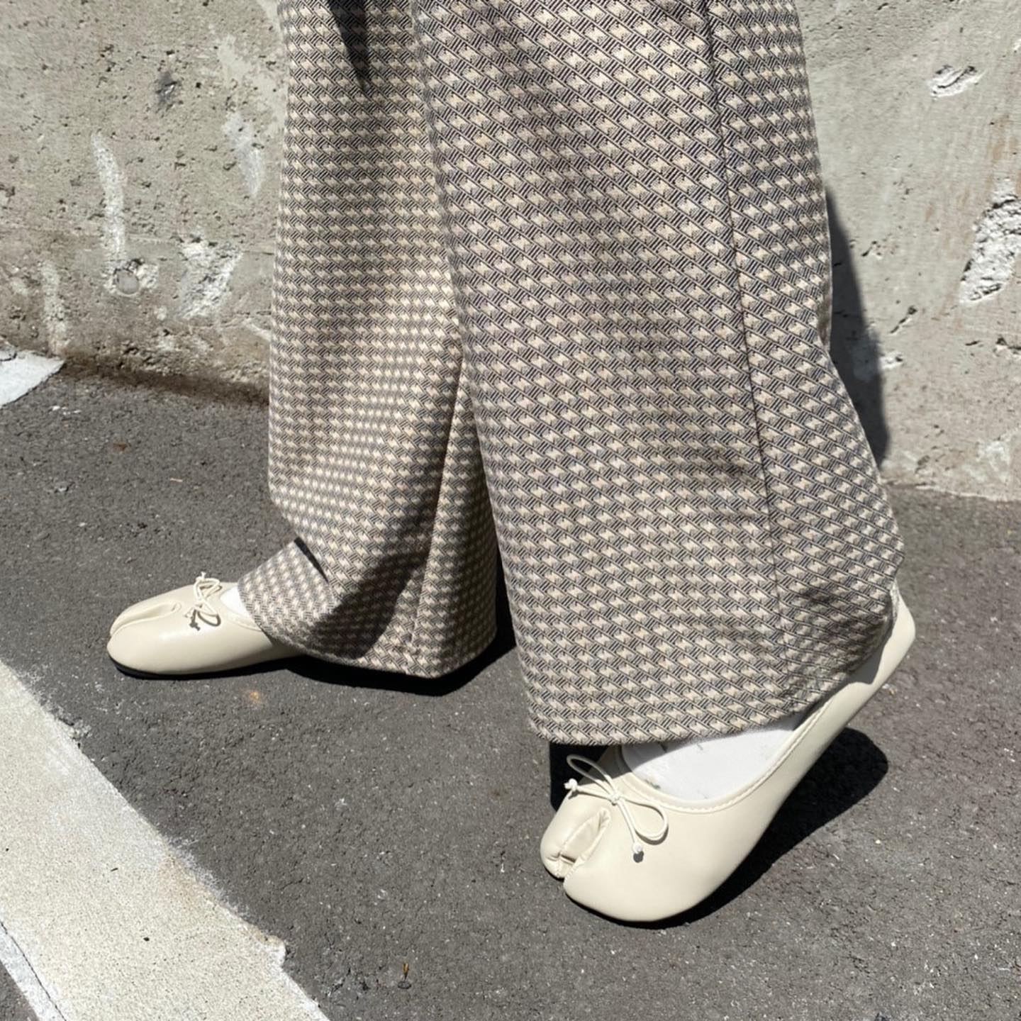 .【New arrival】? RM136342B001ﾀﾋﾞﾊﾞﾚｴｼｭｰｽﾞ▷¥2,090(税込)(店舗今週入荷.オンライン近日入荷) ﻿∥color∥﻿ white / brown / black#retrogirl_ootd#レトロガール#レトロガールコーデ#トレンドファッション#プチプラコーデ#たび #たびシューズ #タビシューズ#ジャガード #ジャガードパンツ #柄スカート #柄プリーツスカート #柄フレアスカート #プリーツスカート