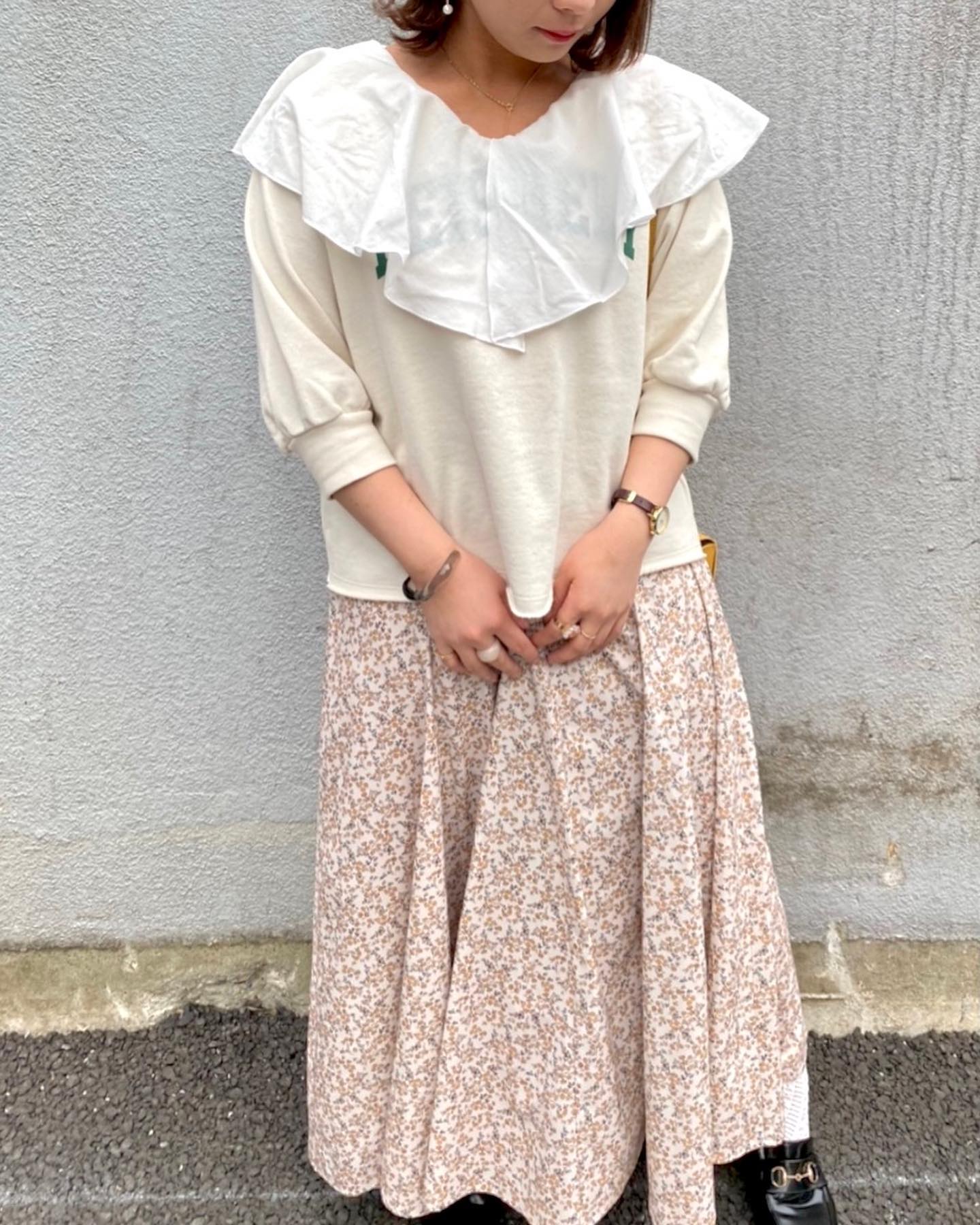 .【New arrival】﻿﻿﻿? RS137523T001 ﾌﾘﾙ襟ﾉｰｽﾘﾌﾞﾗｳｽ▷¥2,750(税込)(店舗今週入荷.オンライン近日入荷) ﻿∥color∥﻿ white / orange / blue / black大人気のﾌﾘﾙ襟がﾉｰｽﾘﾀｲﾌﾟになって登場今の時期はﾛｺﾞﾄｯﾌﾟｽのｲﾝﾅｰとして、夏は一枚で着て#retrogirl_ootd#レトロガール#レトロガールコーデ#トレンドファッション#プチプラコーデ#襟 #襟付きブラウス #襟フリル #ノースリブラウス #レイヤード #ロゴt #花柄スカート #低身長コーデ #夏カラー #夏コーデ #2021ss