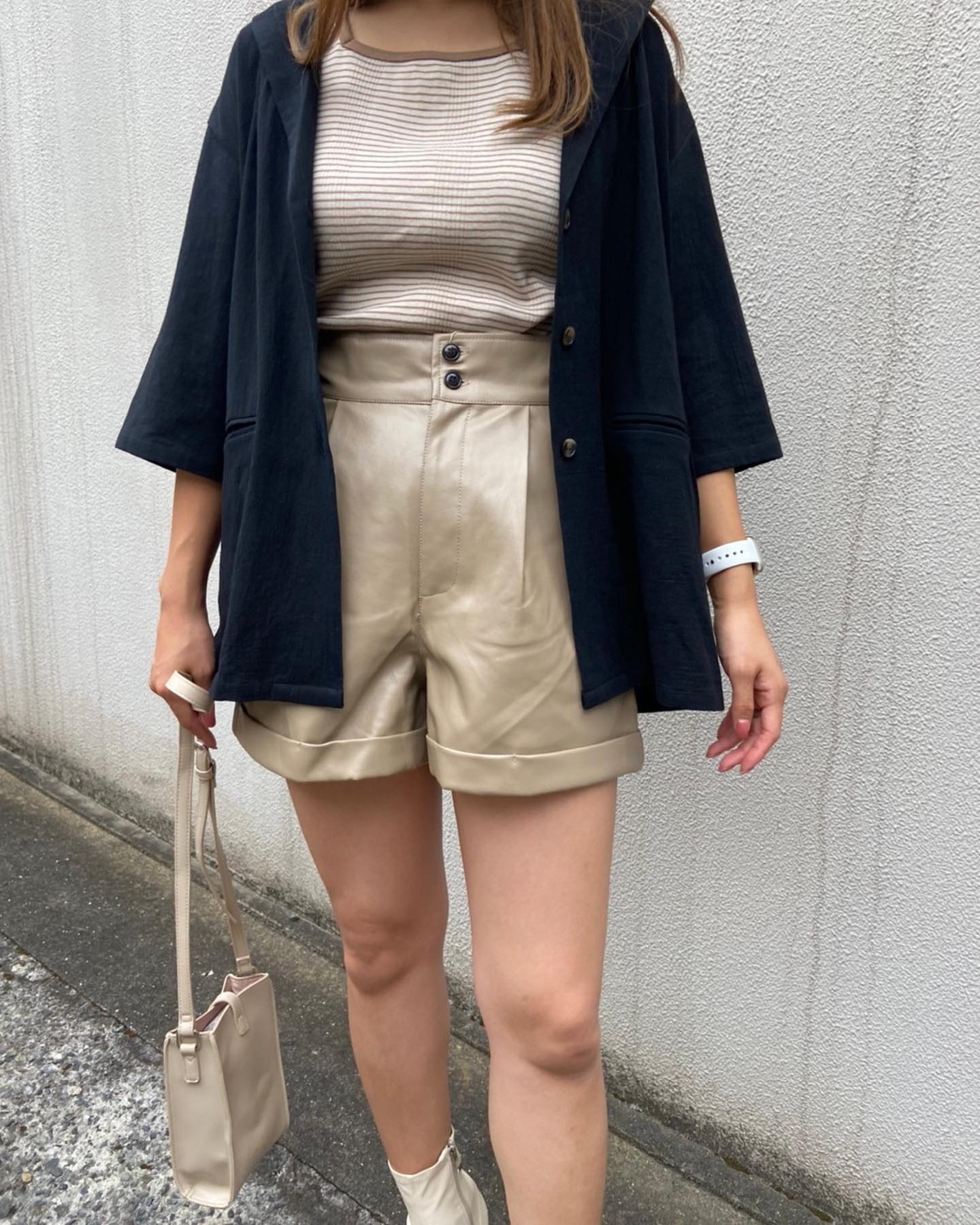 【New arrival】��? EF134832N001  ﾚｻﾞｰｼｮｰﾄﾊﾟﾝﾂ▷¥2,090(税込)(店舗入荷.オンライン近日入荷) �∥color∥� white / beige / black姉妹ﾌﾞﾗﾝﾄﾞのｴﾑｽﾞｴｷｻｲﾄ @emsexcite との共通品番大人っぽくｼﾞｬｹｯﾄやｼｬﾂ合わせがおすすめﾌｪｲｸﾚｻﾞｰで履き心地も◎#retrogirl_ootd#レトロガール#レトロガールコーデ#トレンドファッション#プチプラコーデ#秋カラー #秋コーデ #2021aw#ショートパンツ #ショーパン #レザー #レザーパンツ #大人コーデ #大人カジュアル #シンプルコーデ #シャツジャケット #ボーダータンクトップ #ショートブーツ