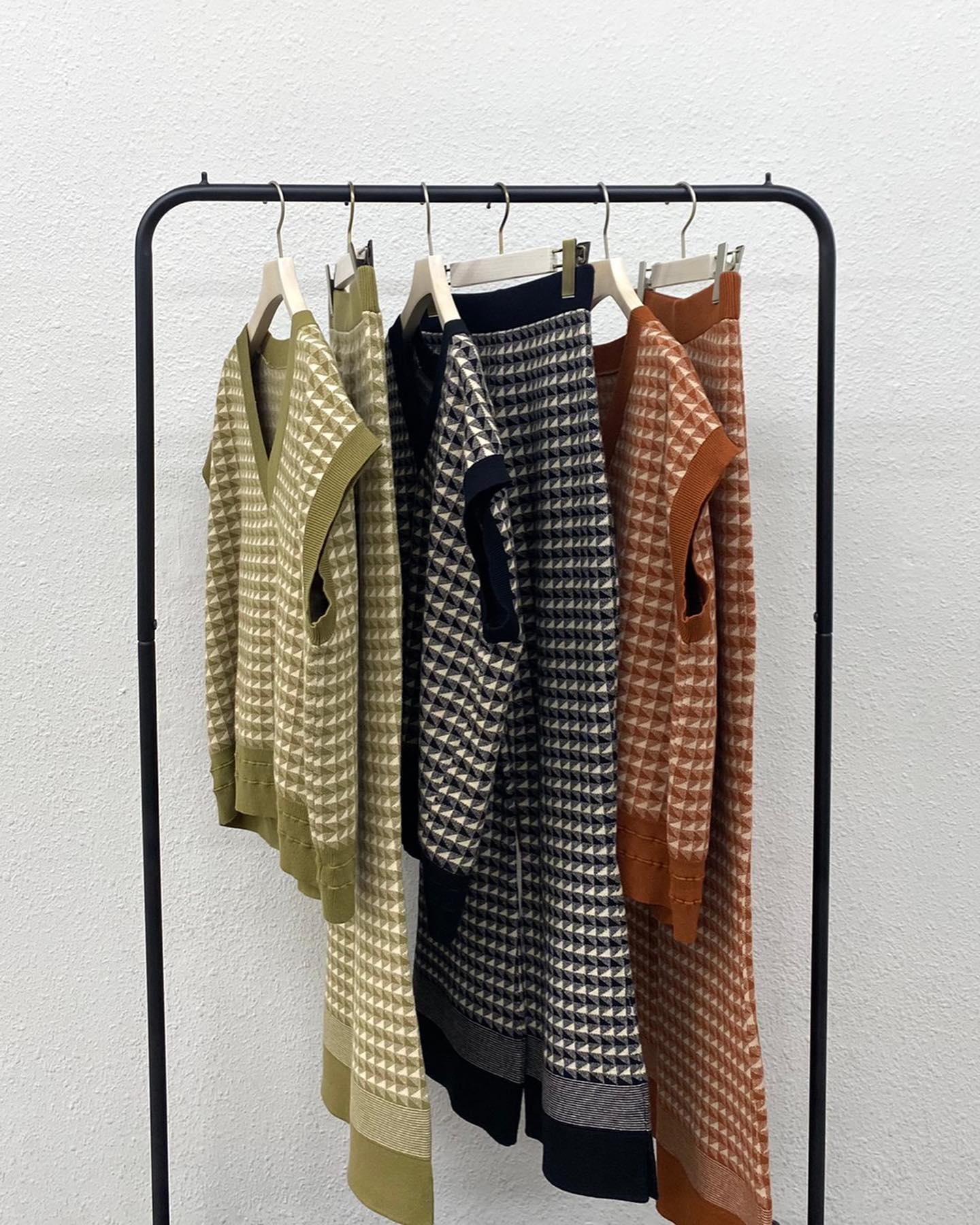 【New arrival】? RF157132B002柄ｼﾞｬｶﾞｰﾄﾞﾆｯﾄﾊﾟﾝﾂ▷¥3,190(税込)(店舗今週入荷.オンライン近日入荷) ∥color∥ orange / green / black∥staff∥ green 150㎝black  165㎝ｼﾞｬｶﾞｰﾄﾞ柄ﾊﾟﾝﾂはﾆｯﾄですが、軽く又ｳｴｽﾄ部分がｺﾞﾑになっているのでｳｴｽﾄも気にせずに楽々に着用出来ます柄ｼﾞｬｶﾞｰﾄﾞﾆｯﾄﾍﾞｽﾄとｾｯﾄｱｯﾌﾟで着用してﾄﾚﾝﾄﾞｺｰﾃﾞに！#retrogirl_ootd#レトロガール#レトロガールコーデ#トレンドファッション#プチプラコーデ#秋カラー #秋コーデ #2021aw#ジャガード柄 #ジャガードニット　#ビスチェ #秋先取り #ニットビスチェ #ジャガードパンツ #セットアップ #セットアップコーデ #高身長コーデ　#低身長コーデ