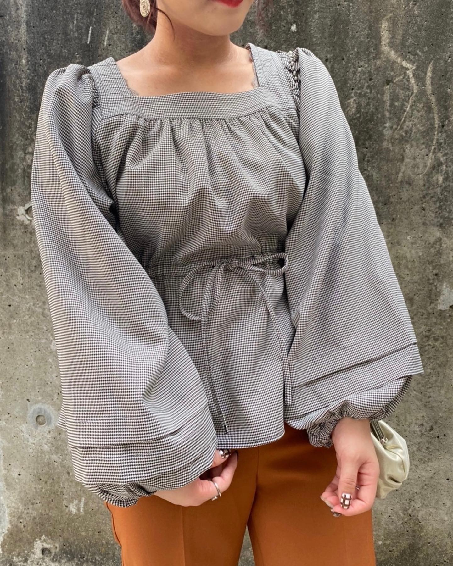 【New arrival】? RF156223T002 ﾁｪｯｸ柄ｽｸｴｱﾌﾞﾗｳｽ▷¥3,190(税込)(店舗今週入荷.オンライン近日入荷) ∥color∥black / brown / camel#retrogirl_ootd#レトロガール#レトロガールコーデ#トレンドファッション#プチプラコーデ#秋カラー #秋コーデ #2021aw#チェックブラウス　#グレンチェック#袖ボリューム