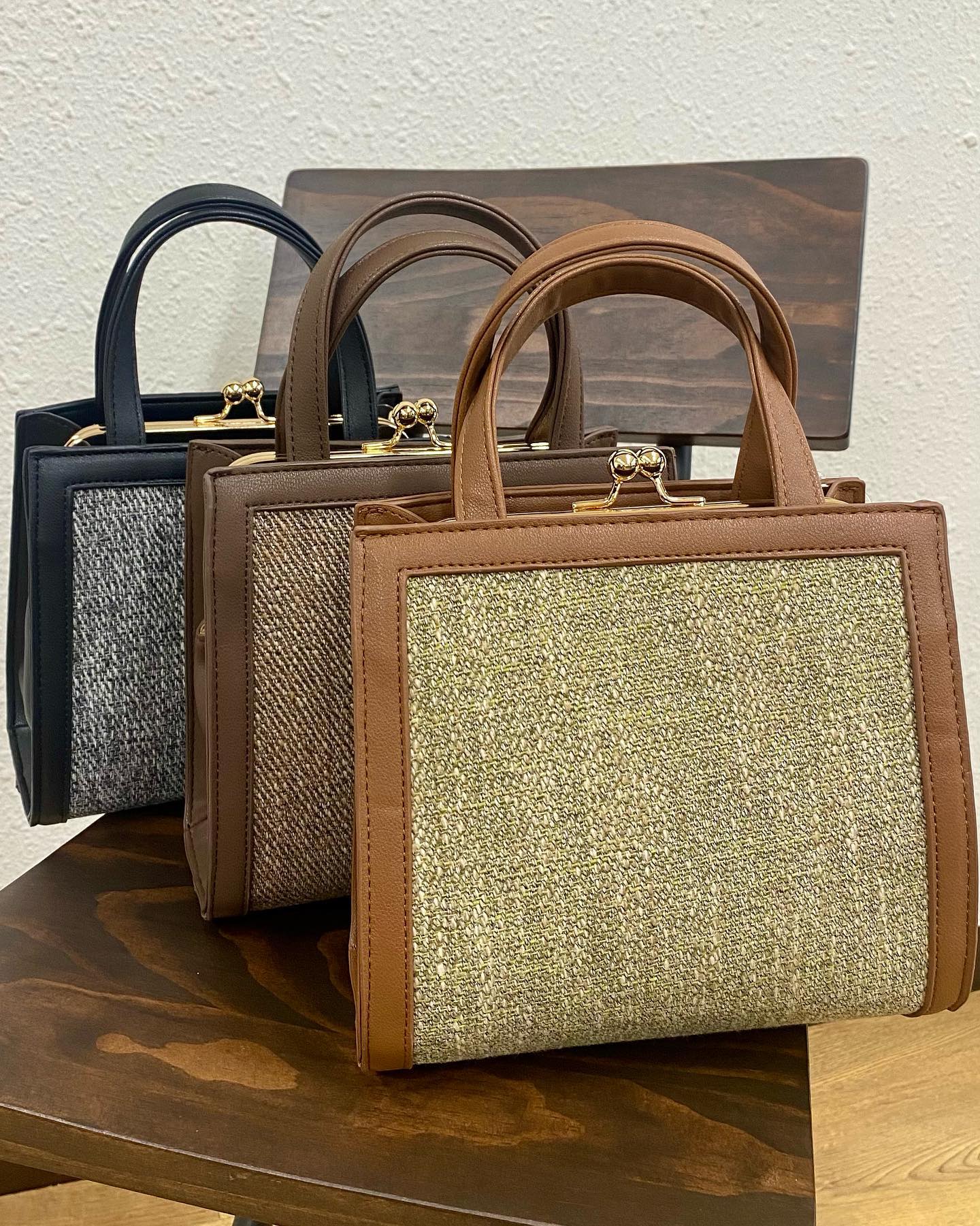 【New arrival】? RF142543T001  ｶﾞﾏ口ｽｸｴｱ柄BAG▷¥3,190(税込)(店舗今週入荷.オンライン近日入荷) ∥color∥ brown / green / black#retrogirl_ootd#レトロガール#レトロガールコーデ#トレンドファッション#プチプラコーデ#秋カラー #秋コーデ #2021aw#ガマ口 #ガマ口バッグ