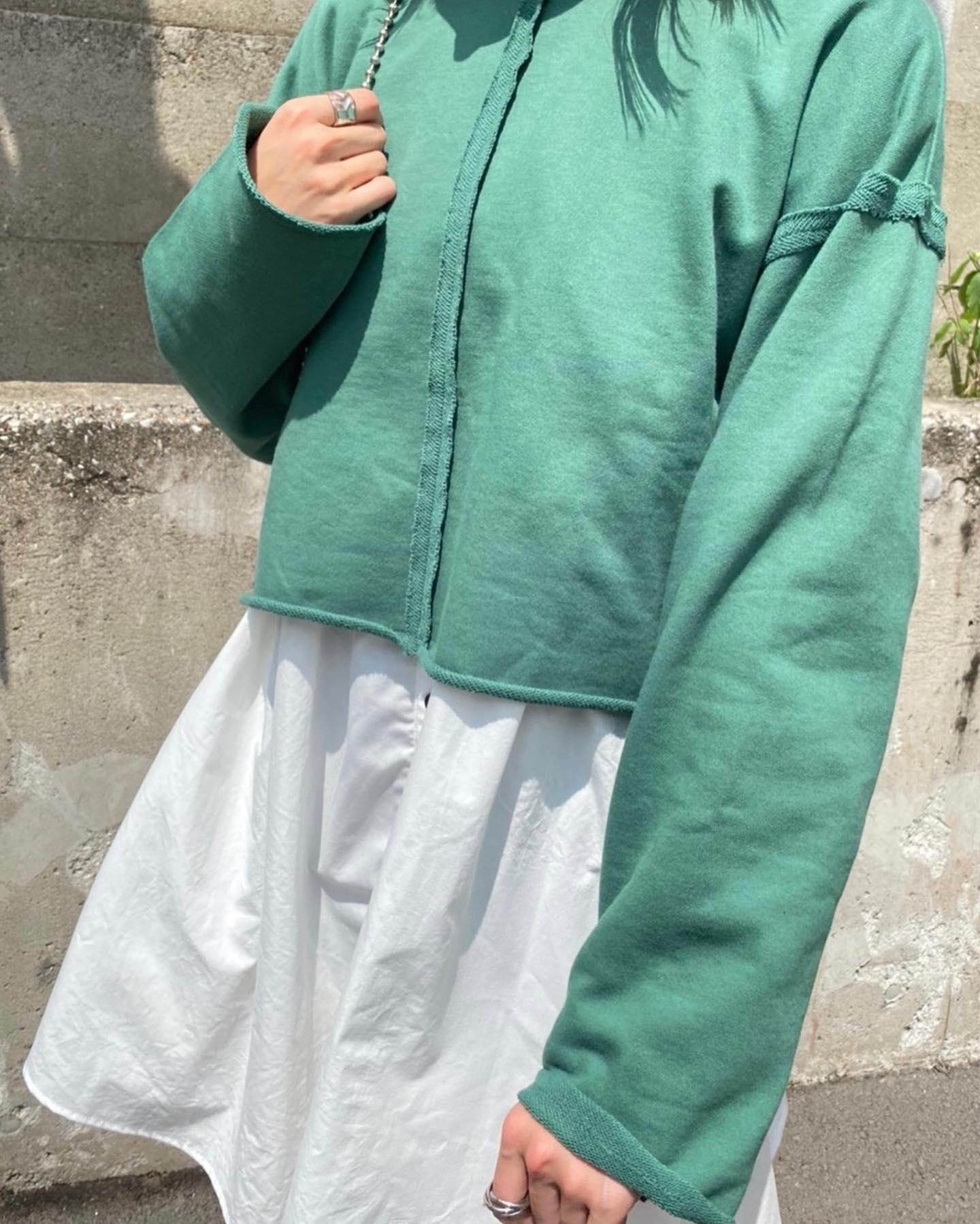 【New arrival】? RF157111T001  ｶﾗｰｼｮｰﾄﾄﾚｰﾅｰ▷¥2,190(税込)(店舗今週入荷.オンライン近日入荷) ∥color∥ white / green / orange / black今年流行りのｱｳﾄﾘﾝｷﾝｸﾞのﾃﾞｻﾞｲﾝはﾊﾟﾝﾂ合わせでｶｼﾞｭｱﾙに着こなしてもﾁｭﾆｯｸﾜﾝﾋﾟｰｽと合わせてｶﾞｰﾘｰに着こなしても可愛いｱｲﾃﾑ♡#retrogirl_ootd#レトロガール#レトロガールコーデ#トレンドファッション#プチプラコーデ#秋カラー #秋コーデ #2021aw#ショートトレーナー #アウトリンキング #チュニックワンピース