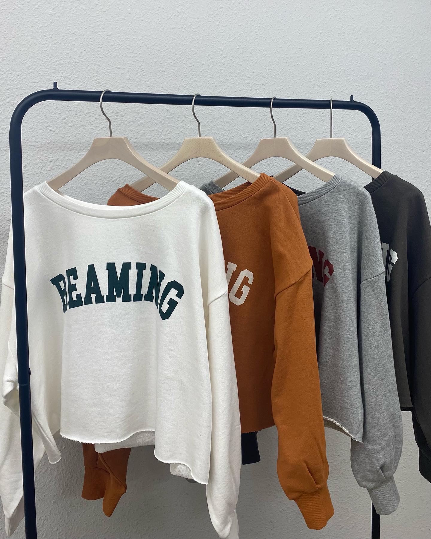 【New arrival】? RF154011S001  ﾛｺﾞｼｮｰﾄﾄﾚｰﾅｰ▷¥2,090(税込)(店舗入荷中.オンライン近日入荷) ∥color∥ white / orange / gray / charcoal#retrogirl_ootd#レトロガール#レトロガールコーデ#トレンドファッション#プチプラコーデ#秋カラー #秋コーデ #2021aw#ロゴトレーナー　#ショートロゴトレーナー