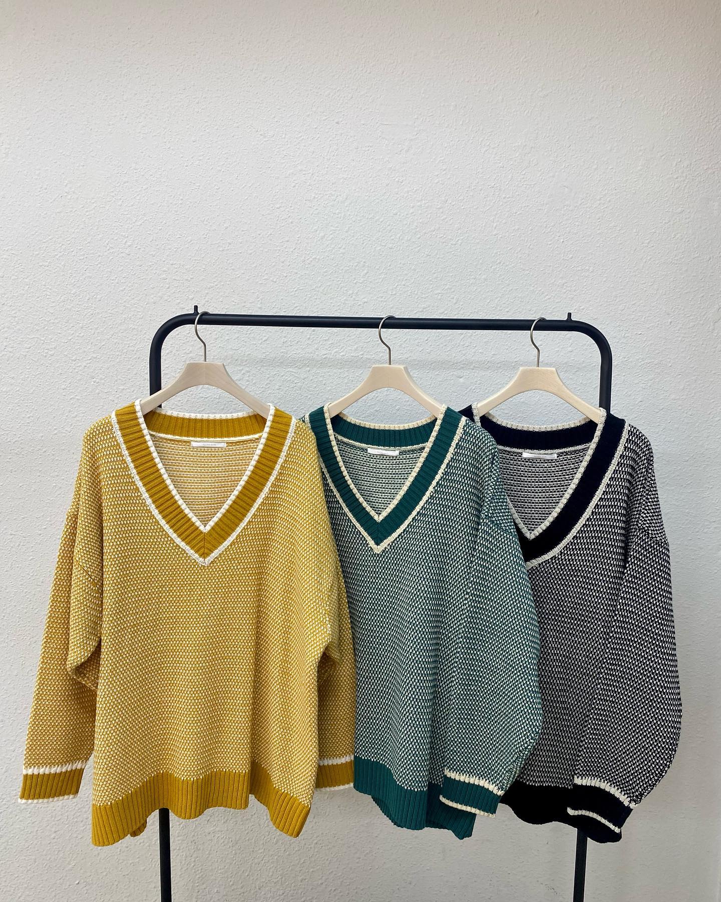 【New arrival】? RP280012S001ﾗｲﾝﾘﾌﾞ柄編みﾆｯﾄ▷¥3,190(税込)(店舗今週入荷.ｵﾝﾗｲﾝ近日入荷) ∥color∥yellow / green / black#retrogirl_ootd#レトロガール#レトロガールコーデ#トレンドファッション#プチプラコーデ #冬カラー　#冬コーデ　#ニット#ニットコーデ