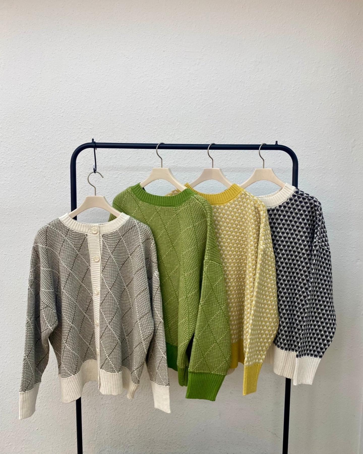 【New arrival】? RP257112T002柄ｱｿｰﾄ2WAYｶｰﾃﾞ▷¥3,190(税込)(店舗.ｵﾝﾗｲﾝ入荷中)∥color∥white / green / yellow / black#retrogirl_ootd#レトロガール#レトロガールコーデ#トレンドファッション#プチプラコーデ #冬カラー　#冬コーデ　#ニット#カーディガン