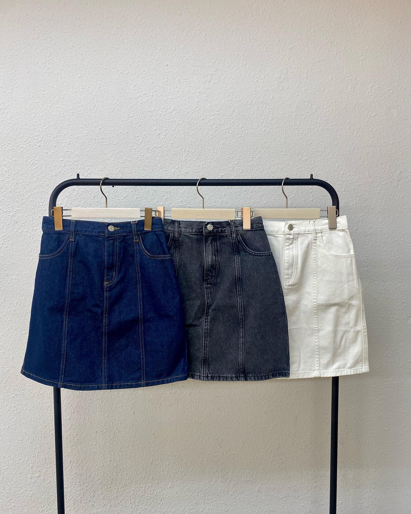 【New arrival】? RA234831T001ﾃﾞﾆﾑﾐﾆｽｶｰﾄ▷¥2,530(税込)(店舗.ｵﾝﾗｲﾝ入荷中)∥color∥white /  indigo / black#retrogirl_ootd#レトロガール#レトロガールコーデ#トレンドファッション#プチプラコーデ #冬カラー　#冬コーデ　#スカート#タイトスカート