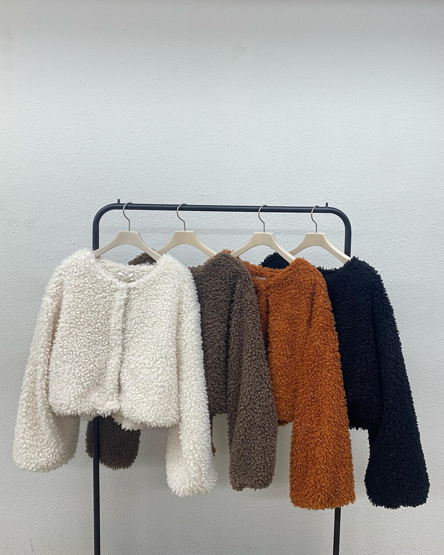 【New arrival】? EU180021N001ﾌﾟｰﾄﾞﾙﾌｧｰｼﾞｬｹｯﾄ▷¥5,390(税込)(店舗.ｵﾝﾗｲﾝ入荷中) 姉妹ﾌﾞﾗﾝﾄﾞｴﾑｽﾞｴｷｻｲﾄ @emsexcite 共通商品になります♡∥color∥white / orange / brown / black#retrogirl_ootd#レトロガール#レトロガールコーデ#トレンドファッション#プチプラコーデ #冬カラー　#冬コーデ　#ニット #マーメイドスカート #プードルファー #ファージャケット　#ジャケットコーデ